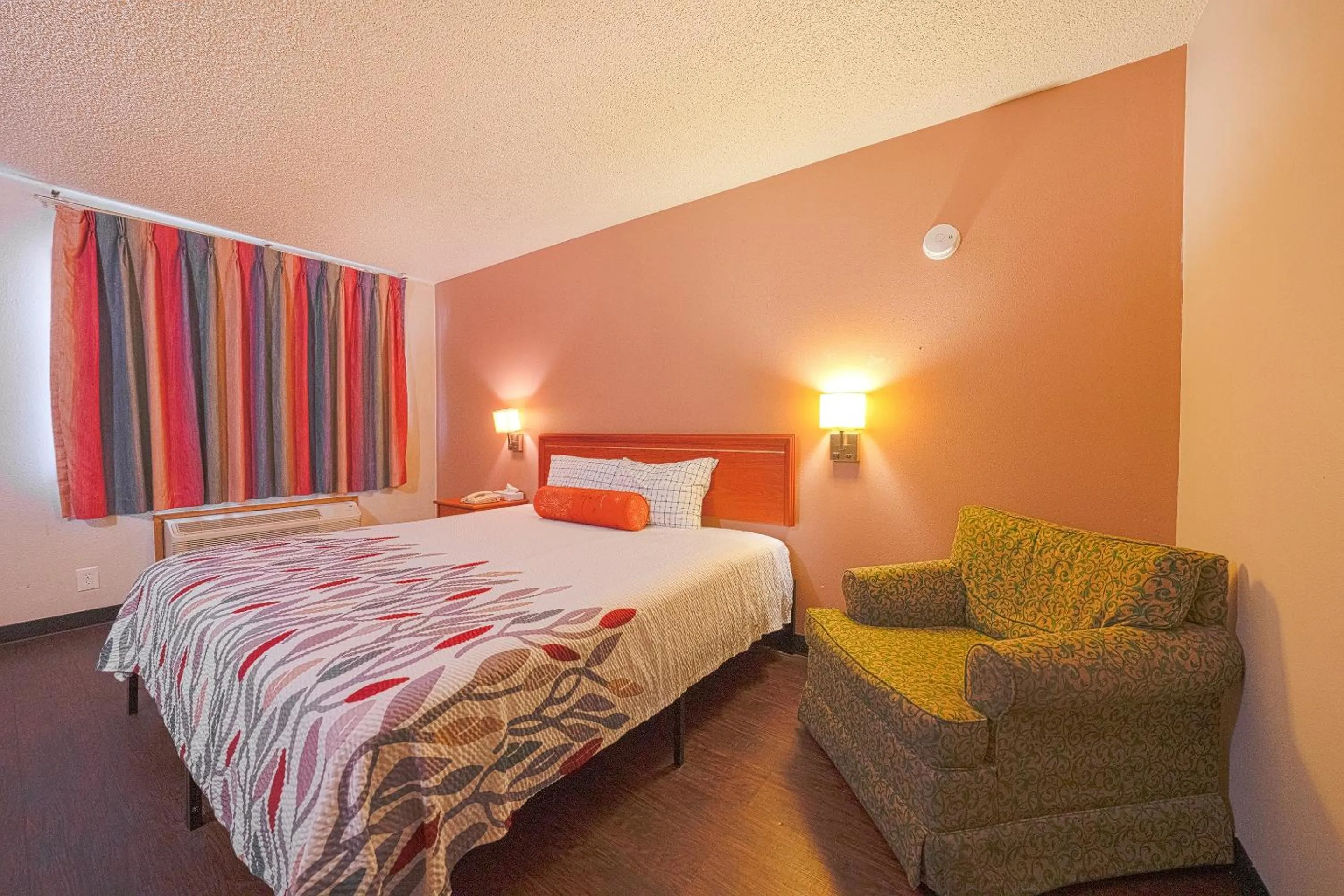 Bedroom, Bed in Budget Inn Gladstone By OYO - Portland Clackamas