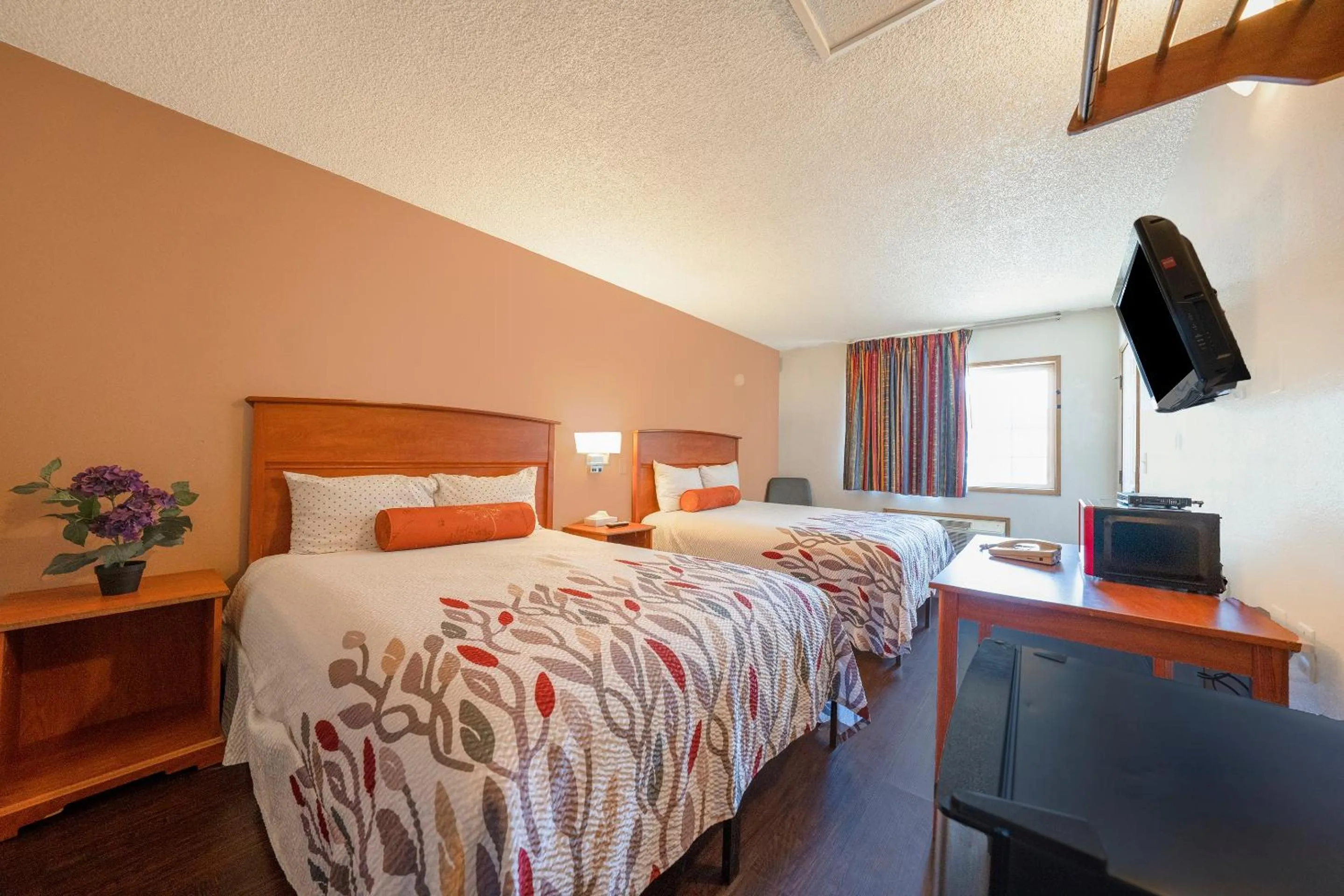 Bedroom, Bed in Budget Inn Gladstone By OYO - Portland Clackamas