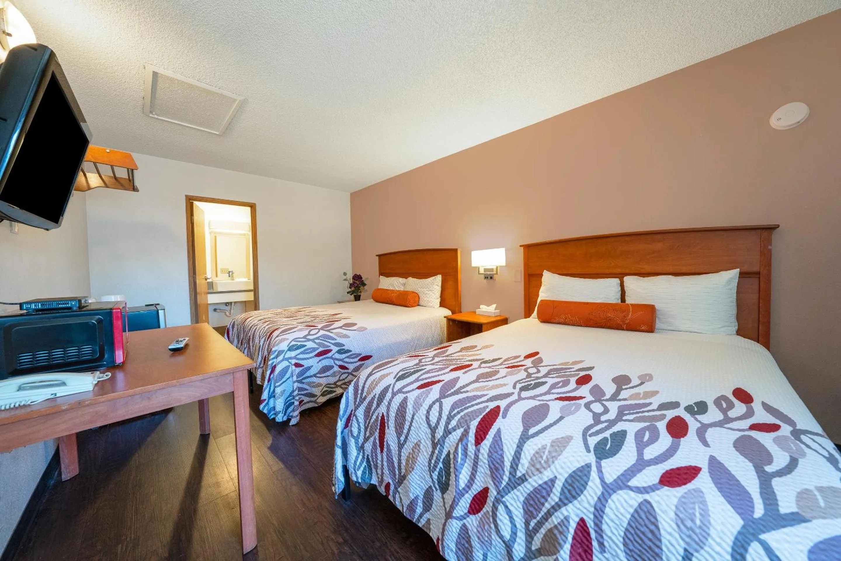 Bedroom, Bed in Budget Inn Gladstone By OYO - Portland Clackamas