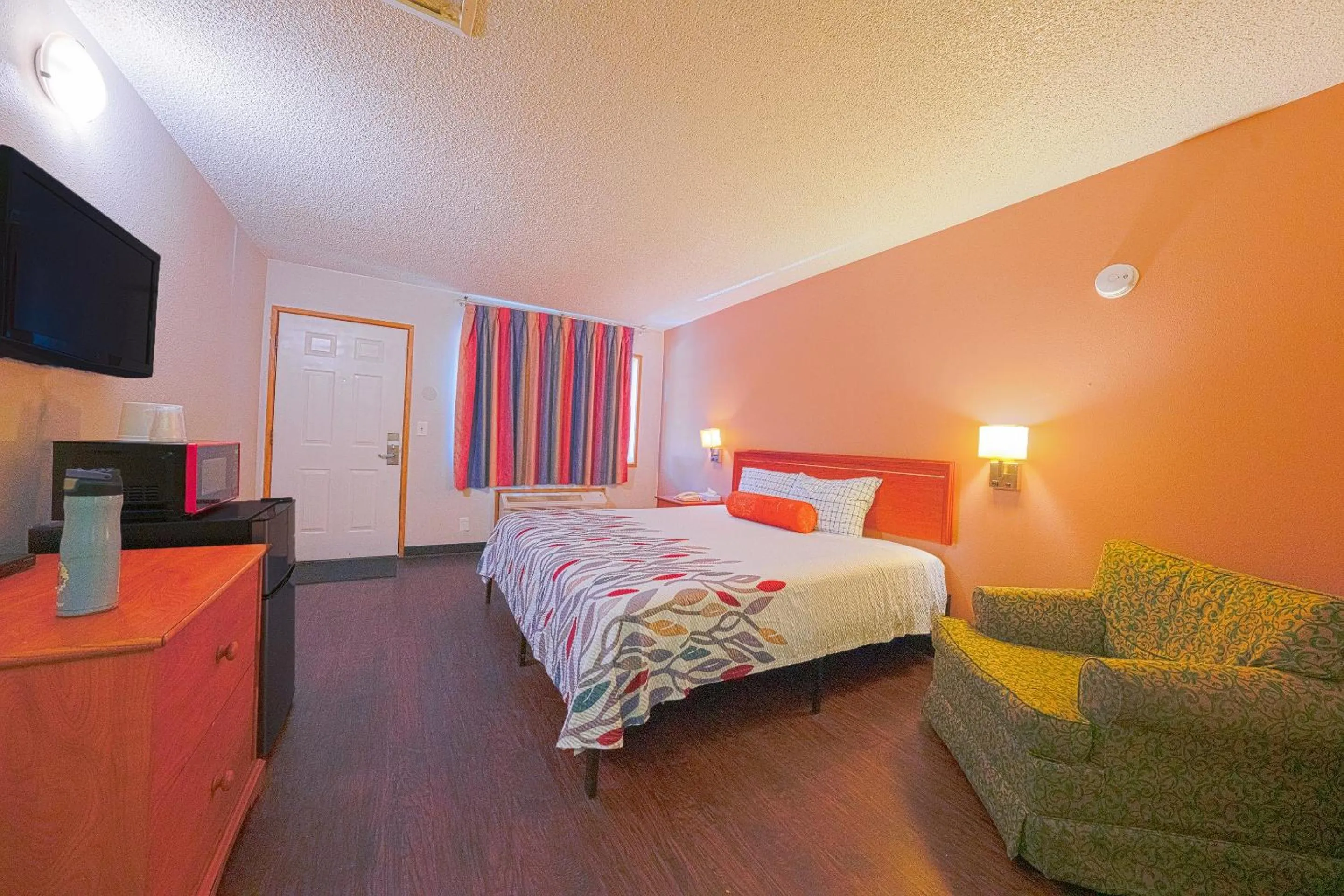 Bedroom, Bed in Budget Inn Gladstone By OYO - Portland Clackamas