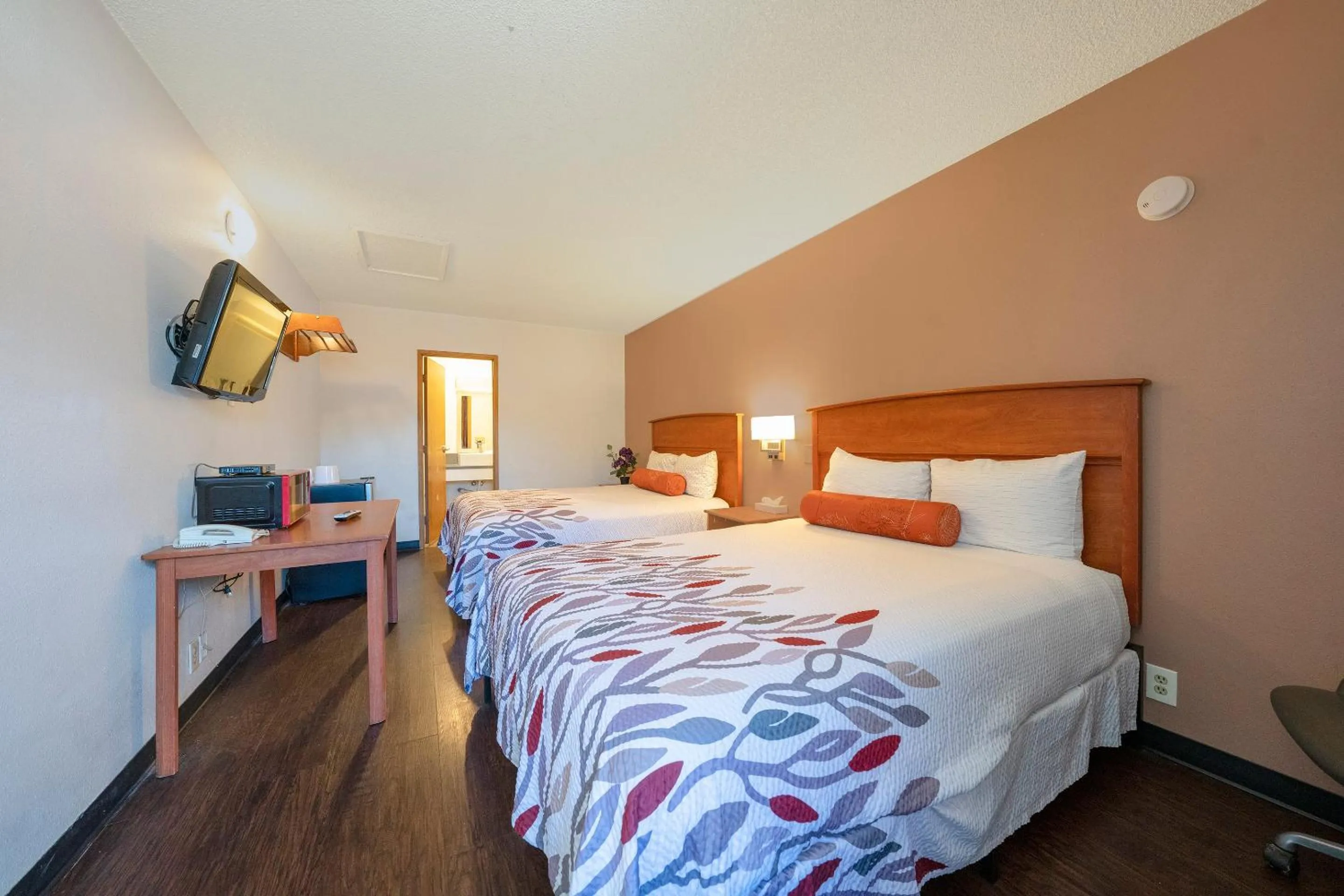 Bedroom, Bed in Budget Inn Gladstone By OYO - Portland Clackamas