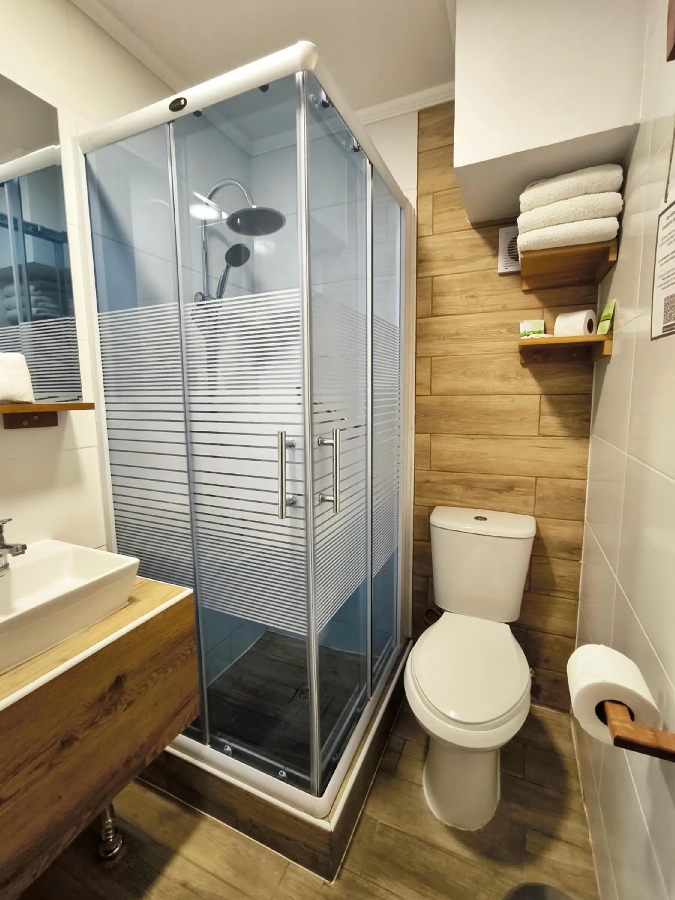 Shower in Hotel Intillanka