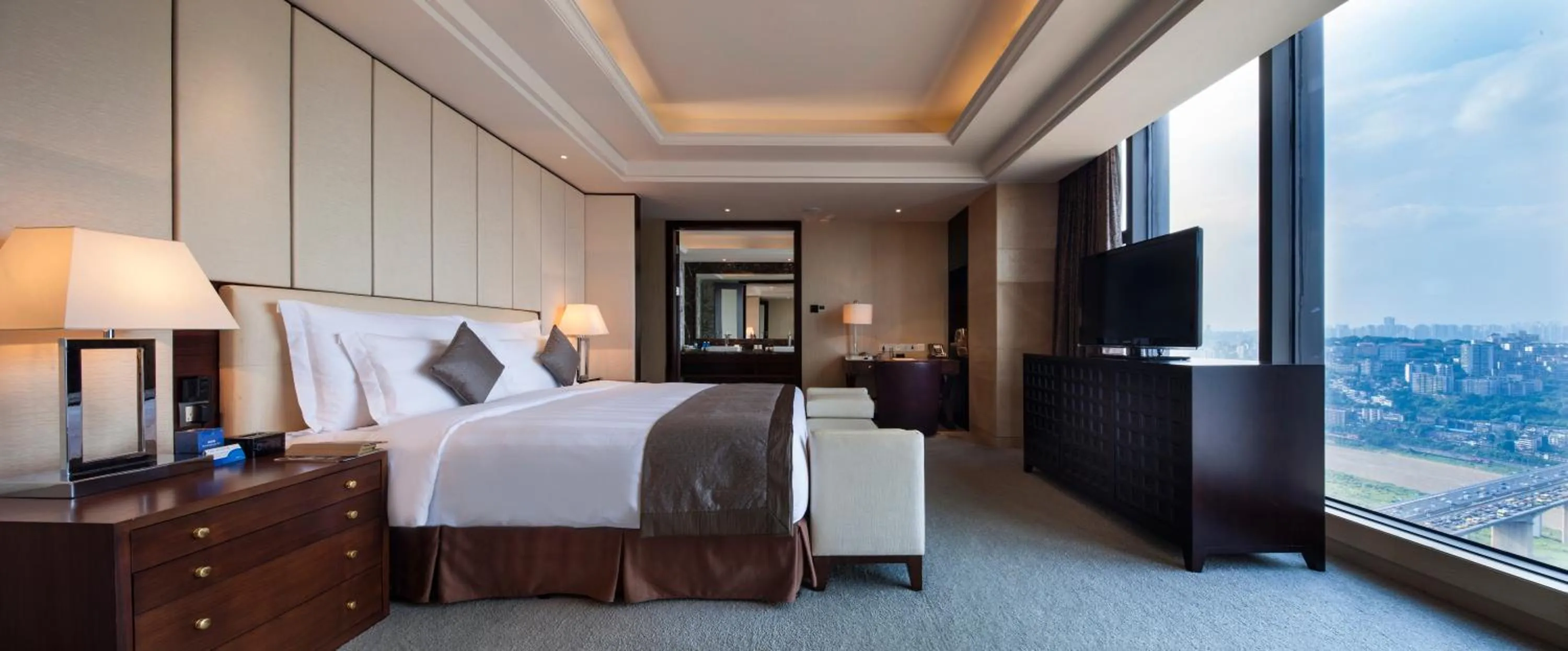 Photo of the whole room, Bed in Radisson Blu Plaza Chongqing