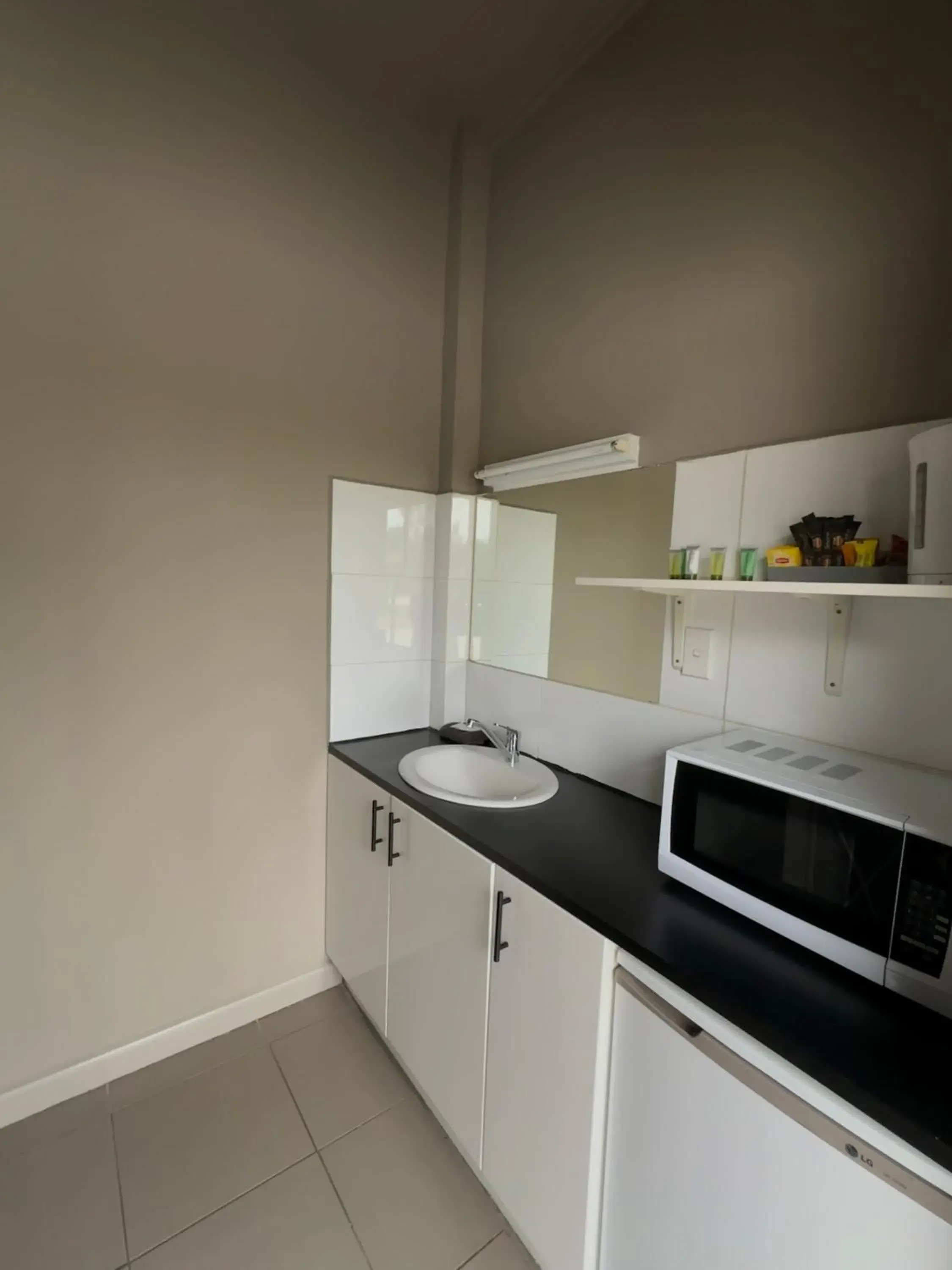 King room with 1 king bed in Calder Family Motel King room with 1 king bed in Calder Family Motel