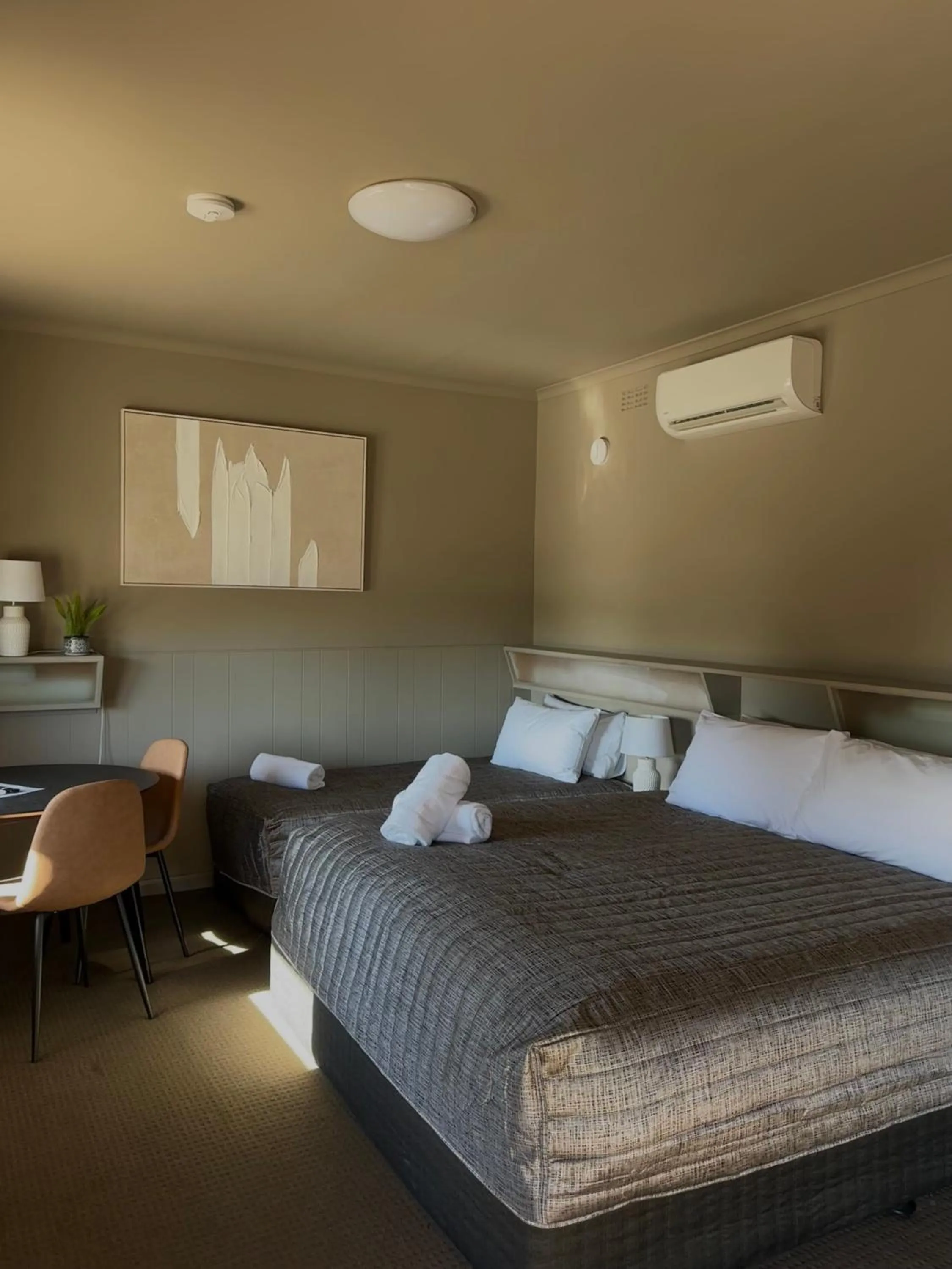 King Twin Room, 1 king & 1 single bed in Calder Family Motel