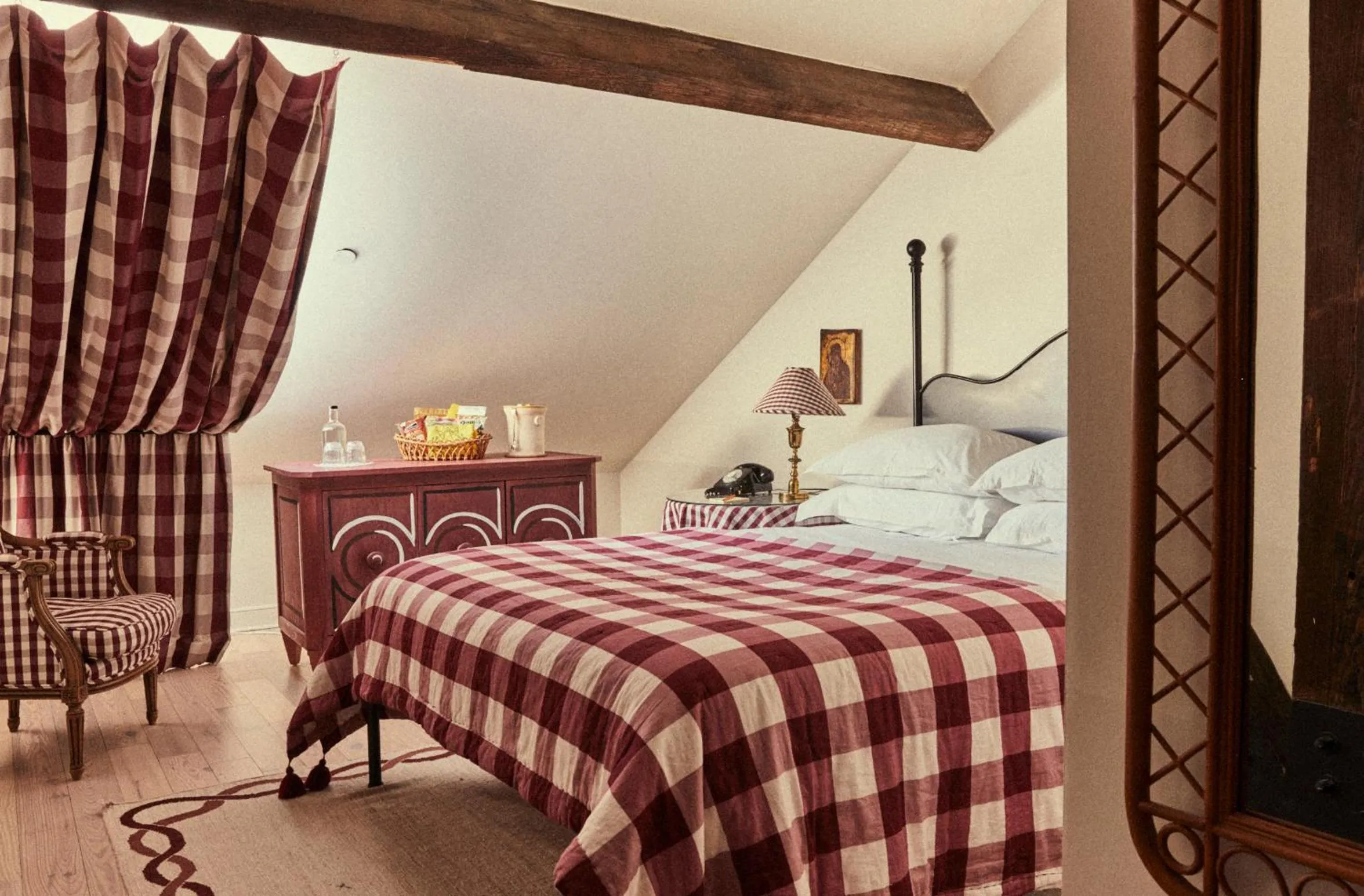 Bed in Hotel Peter and Paul, an Ash Hotel