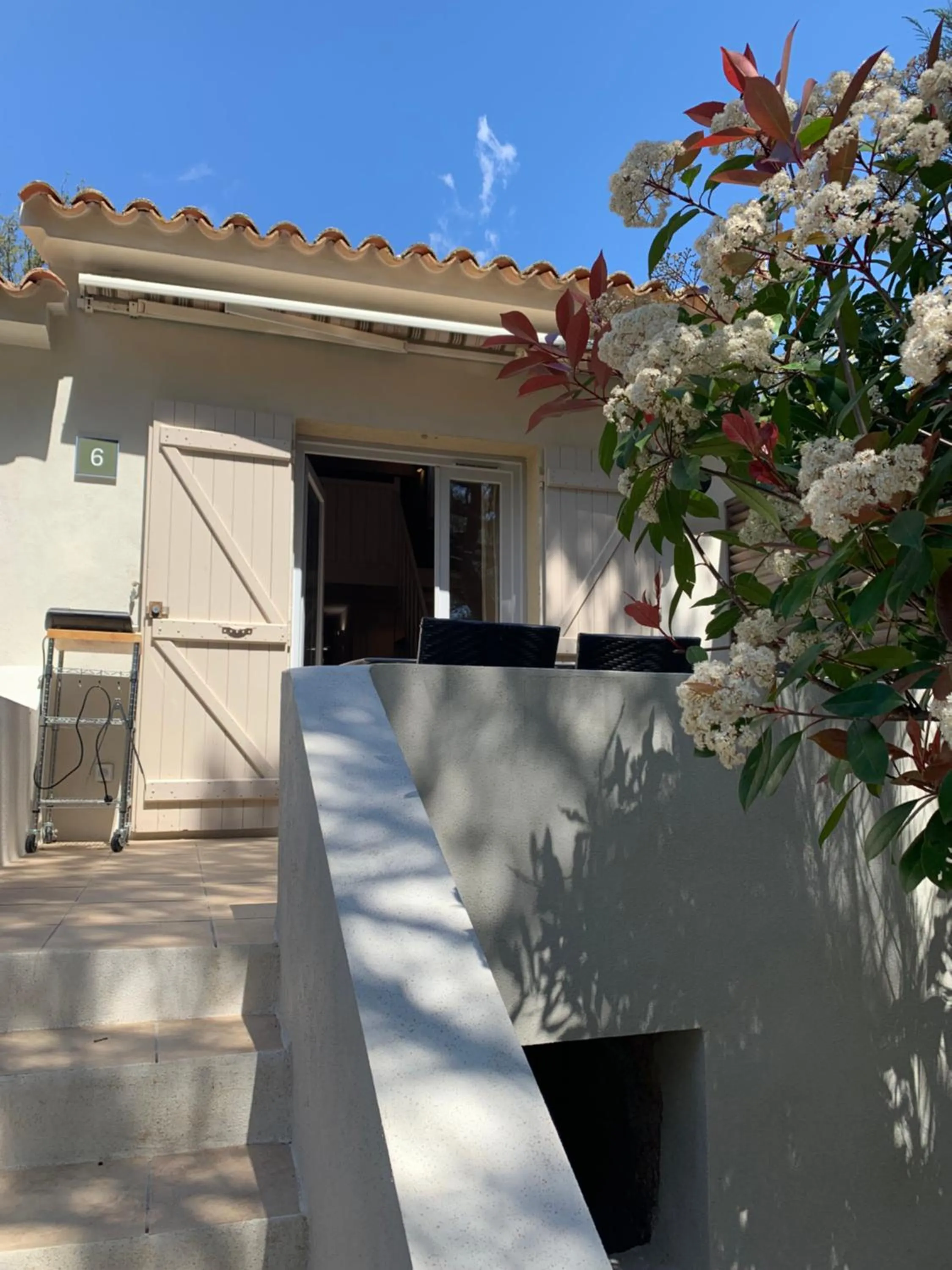 Facade/entrance in Les Pins de Santa Giulia