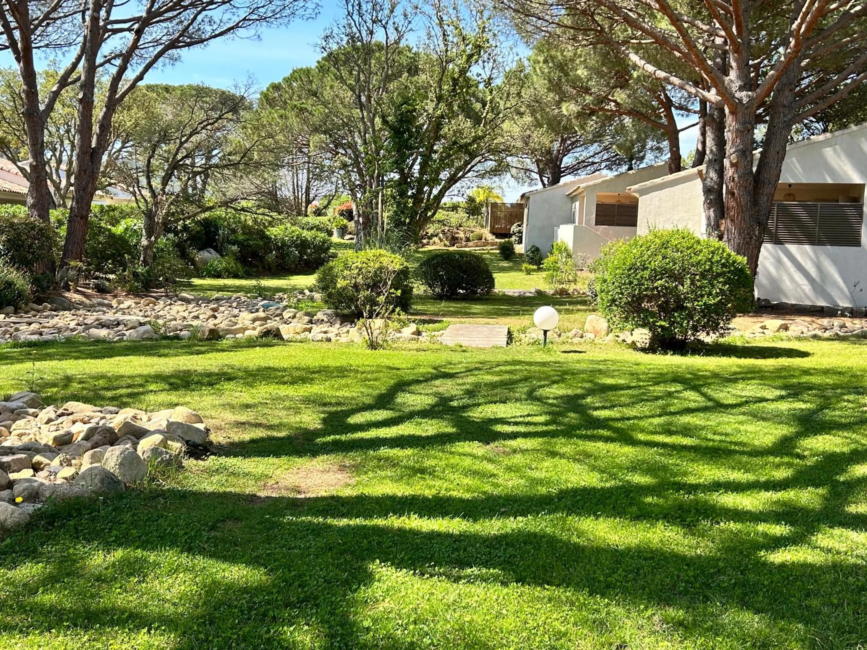 Garden in Les Pins de Santa Giulia