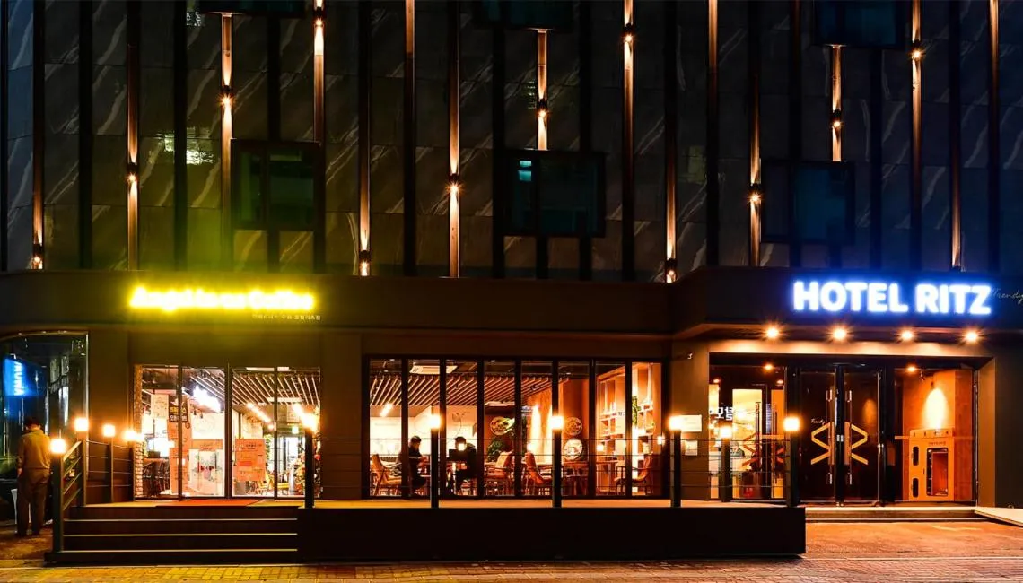 Property building in Hotel La Vue Foret