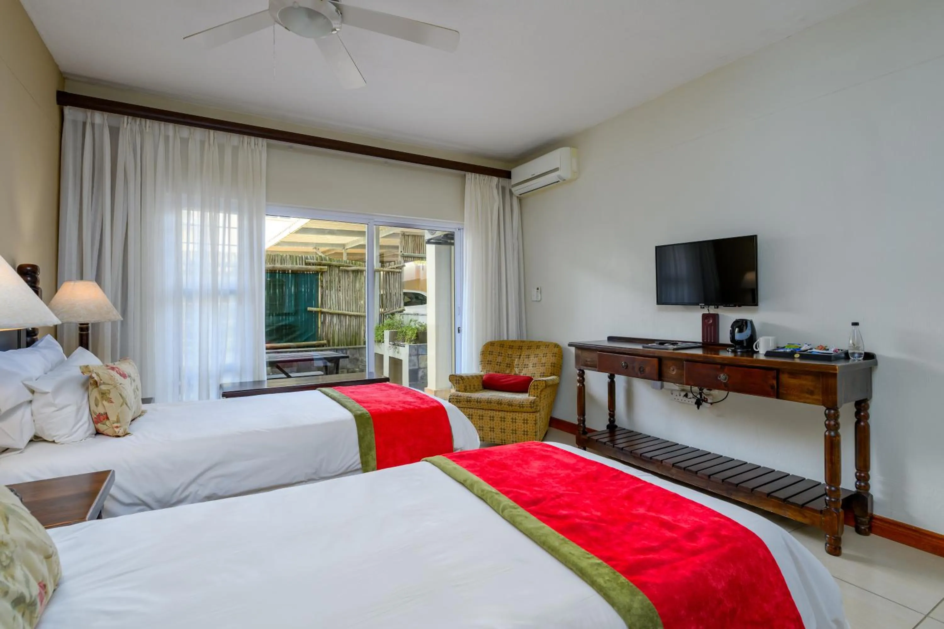 TV and multimedia, Bed in Umthunzi Hotel and Conference