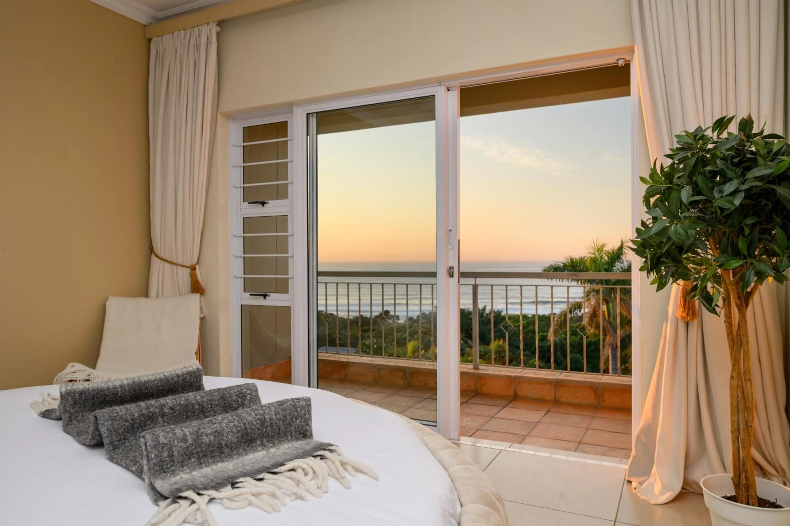 Bedroom, Bed in Umthunzi Hotel and Conference