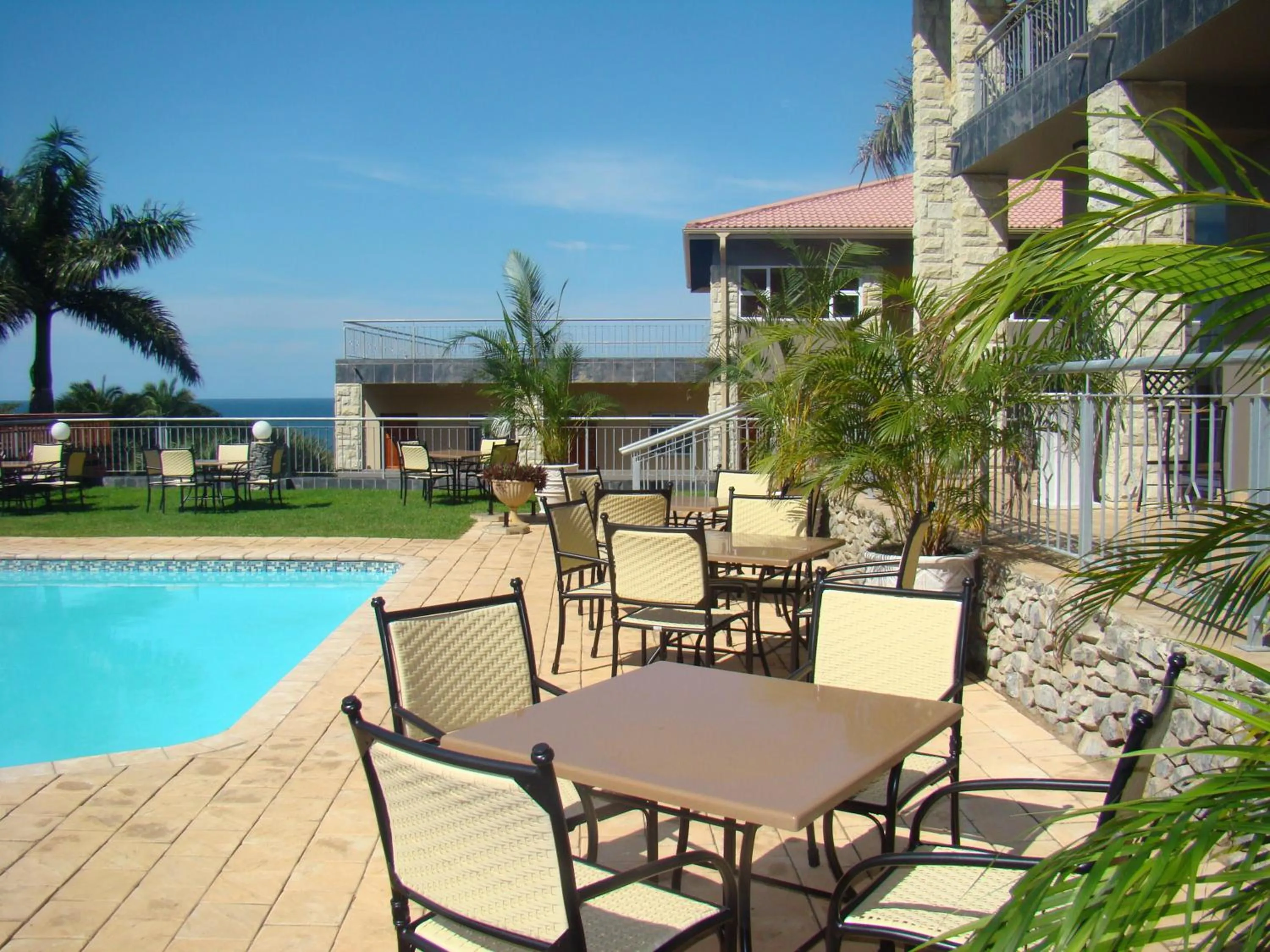 Restaurant/places to eat in Umthunzi Hotel and Conference