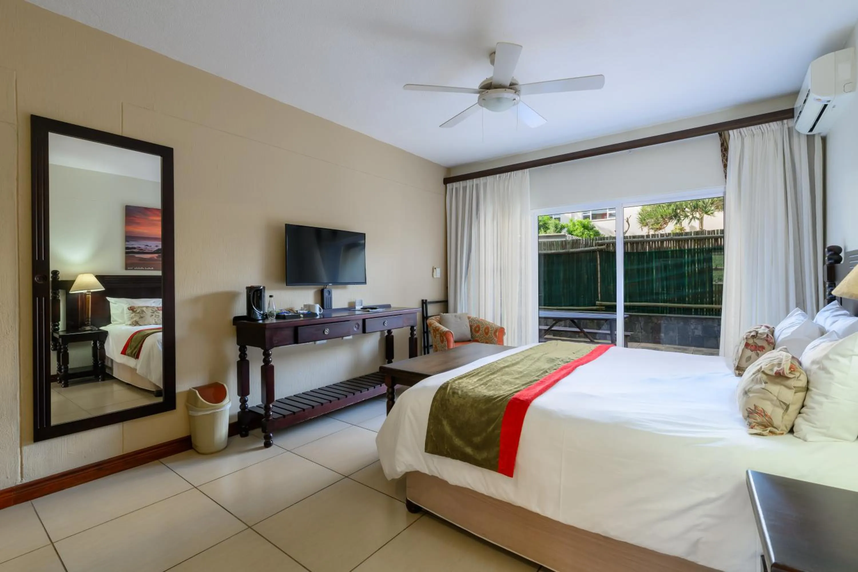 Bedroom, Bed in Umthunzi Hotel and Conference