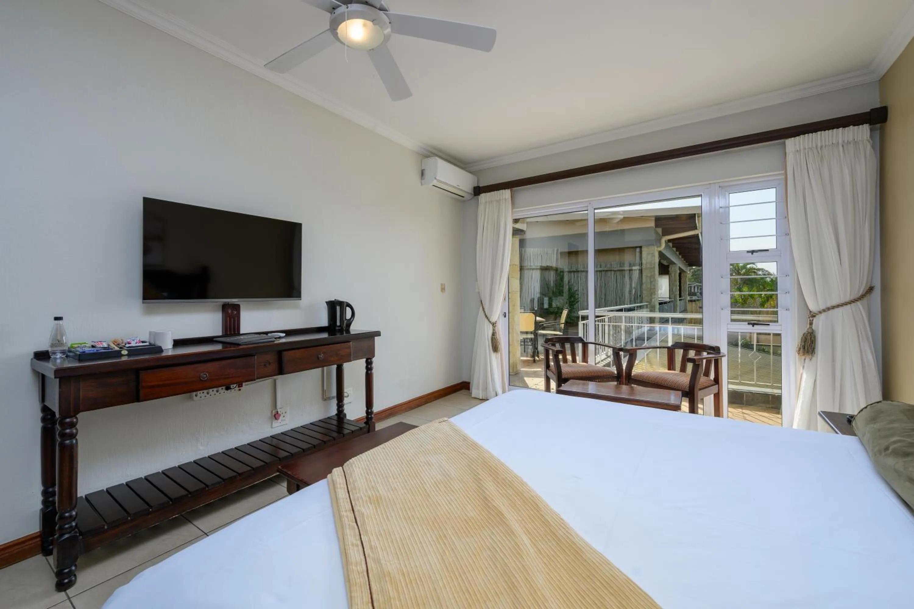 Bedroom, Bed in Umthunzi Hotel and Conference