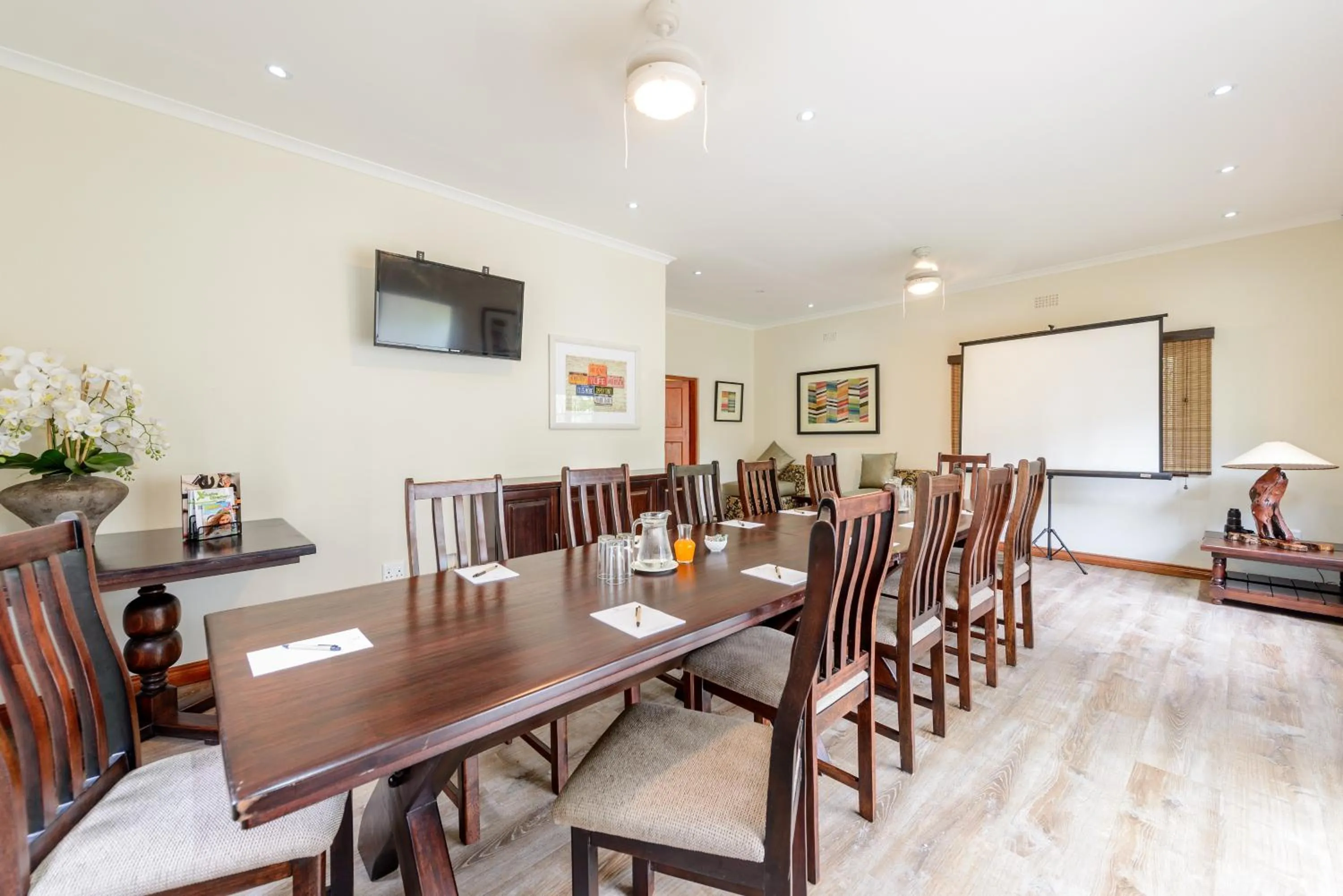 Meeting/conference room in Umthunzi Hotel and Conference