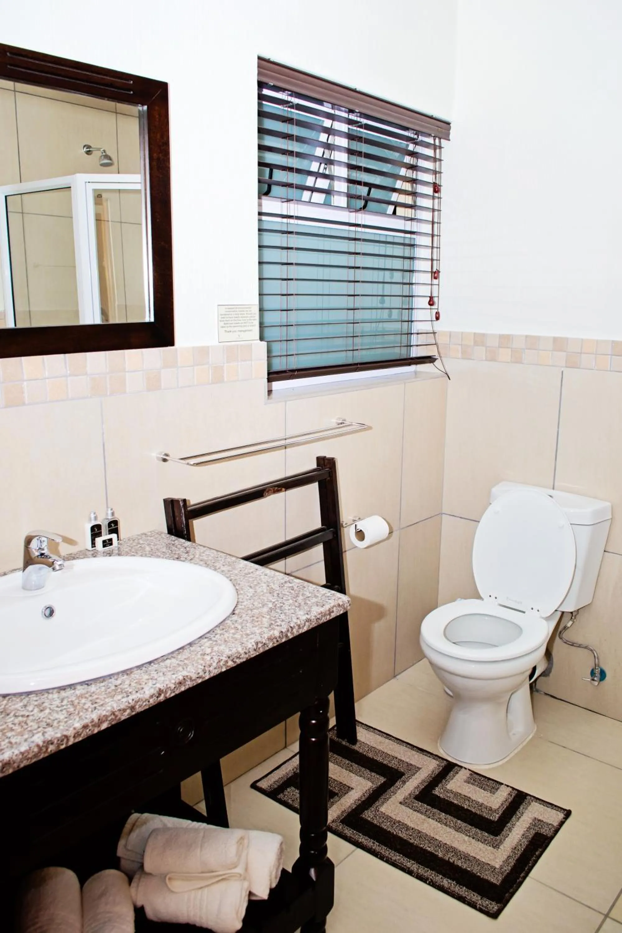 Toilet in Umthunzi Hotel and Conference