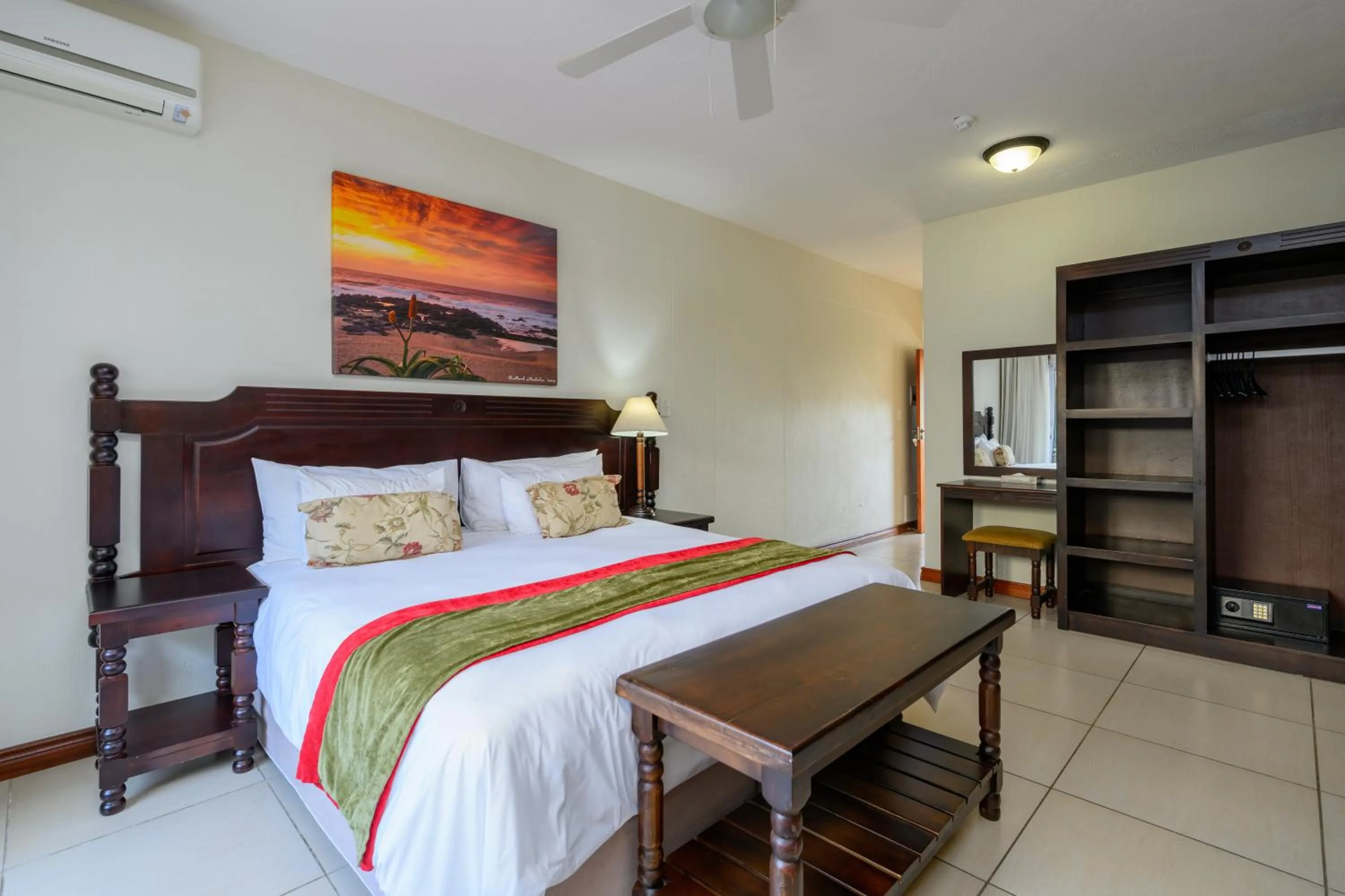 Bedroom, Bed in Umthunzi Hotel and Conference