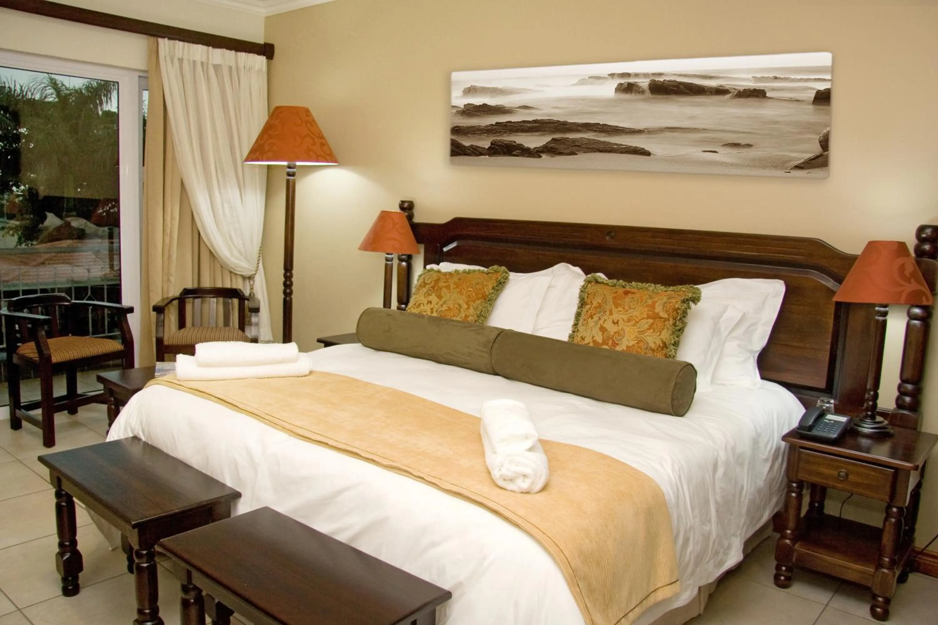 Bedroom, Bed in Umthunzi Hotel and Conference