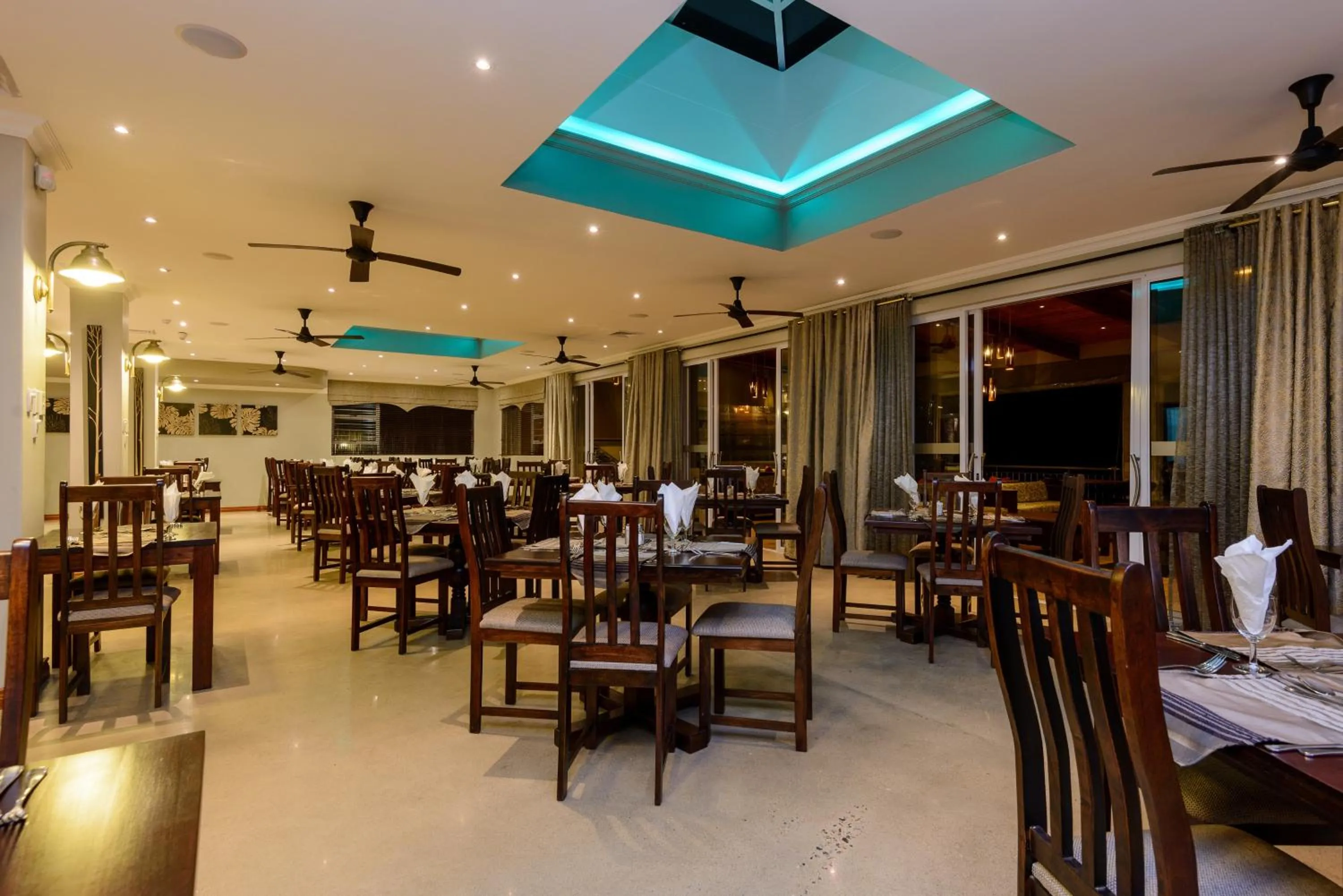 Restaurant/places to eat in Umthunzi Hotel and Conference