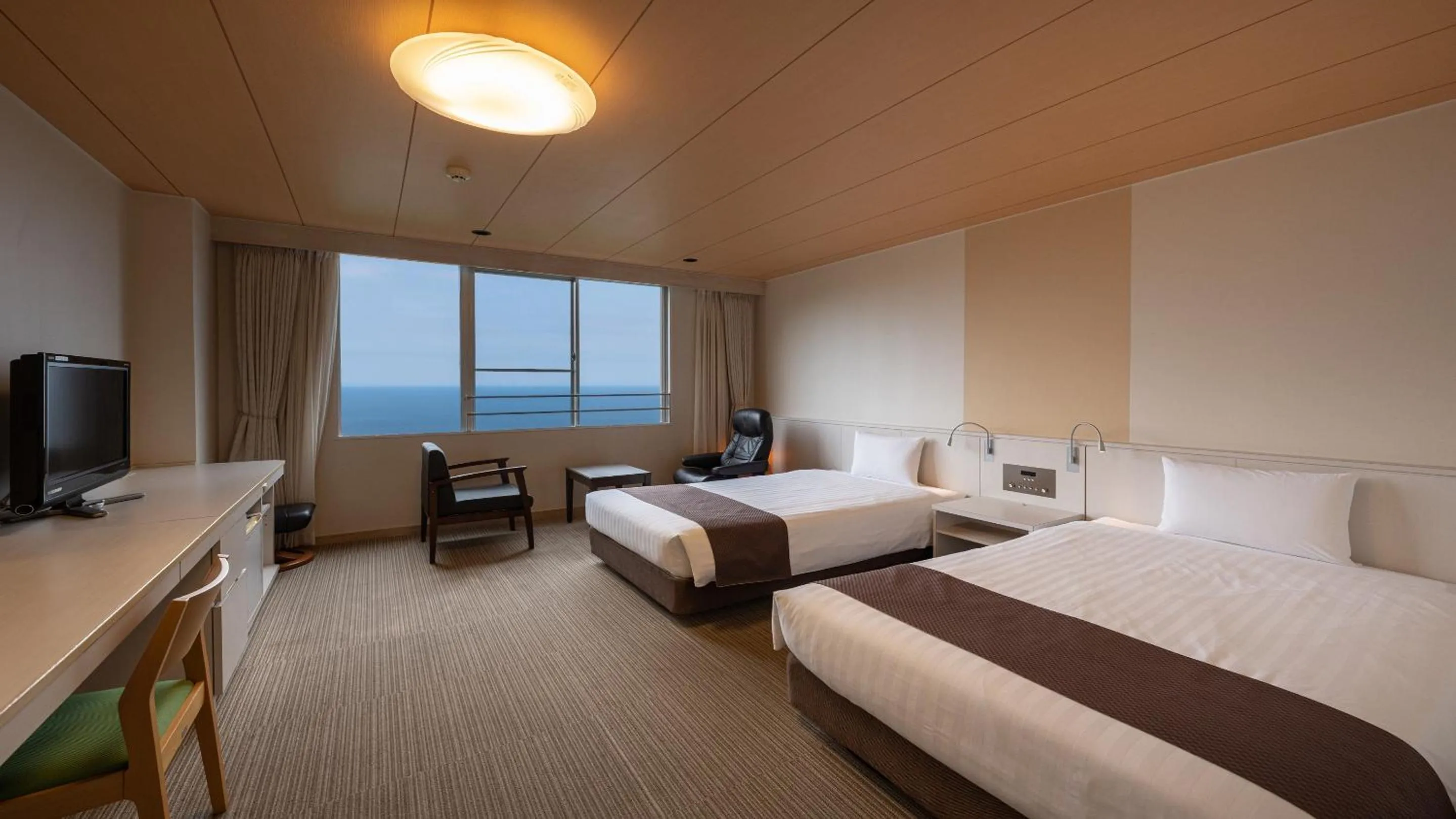 Photo of the whole room, Bed in KAMENOI HOTEL Atami Annex