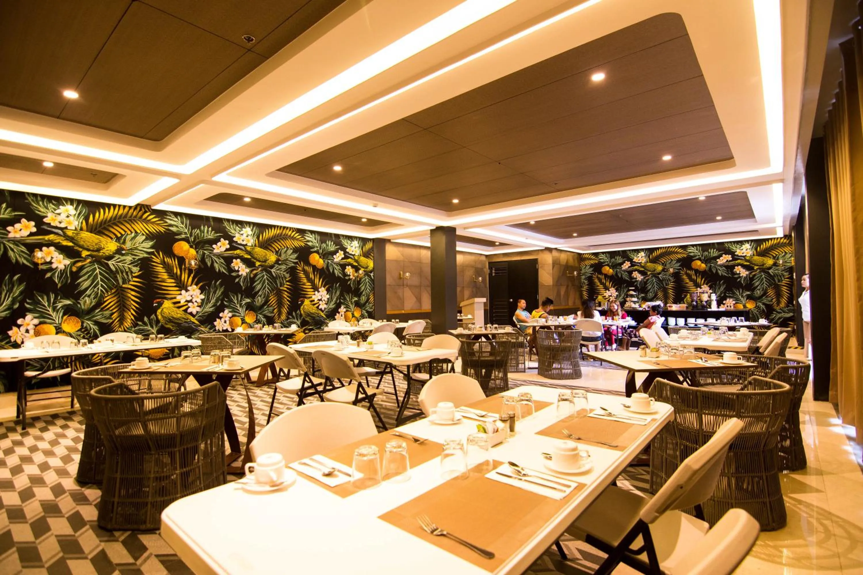 Restaurant/places to eat in Pinnacle Boracay