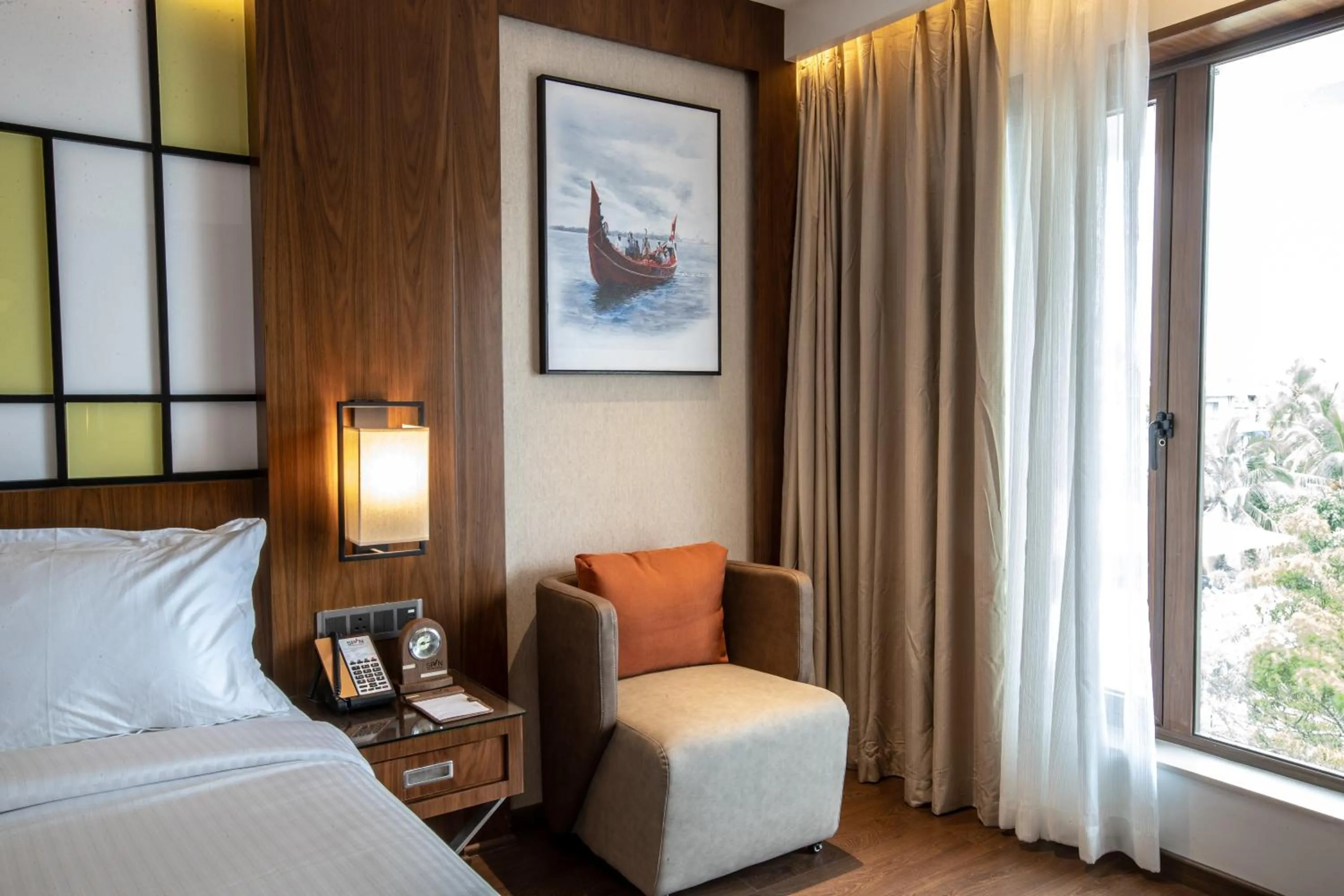 Seating area, Bed in Hotel Span International