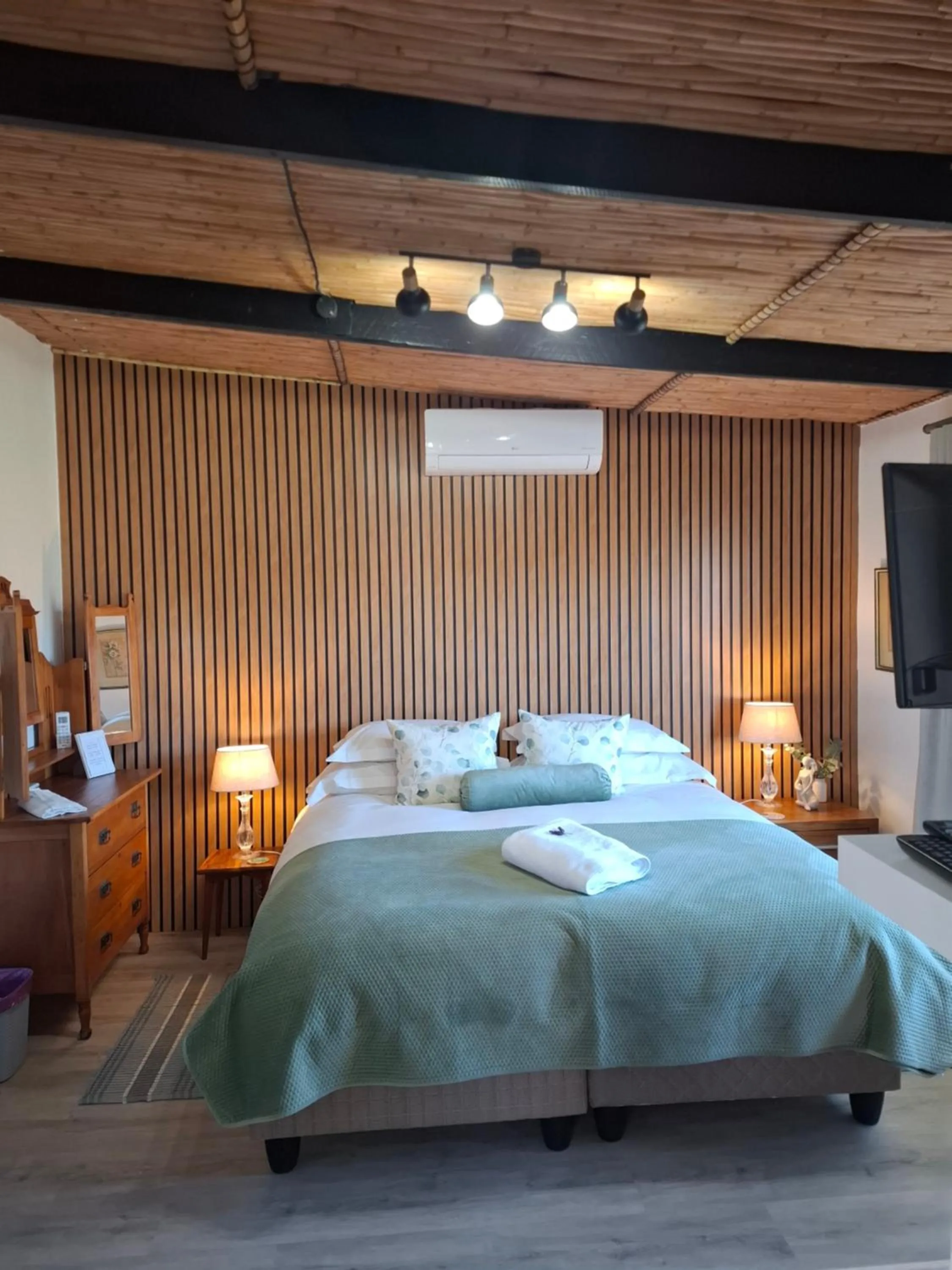 Photo of the whole room, Bed in The Vineyard Country House