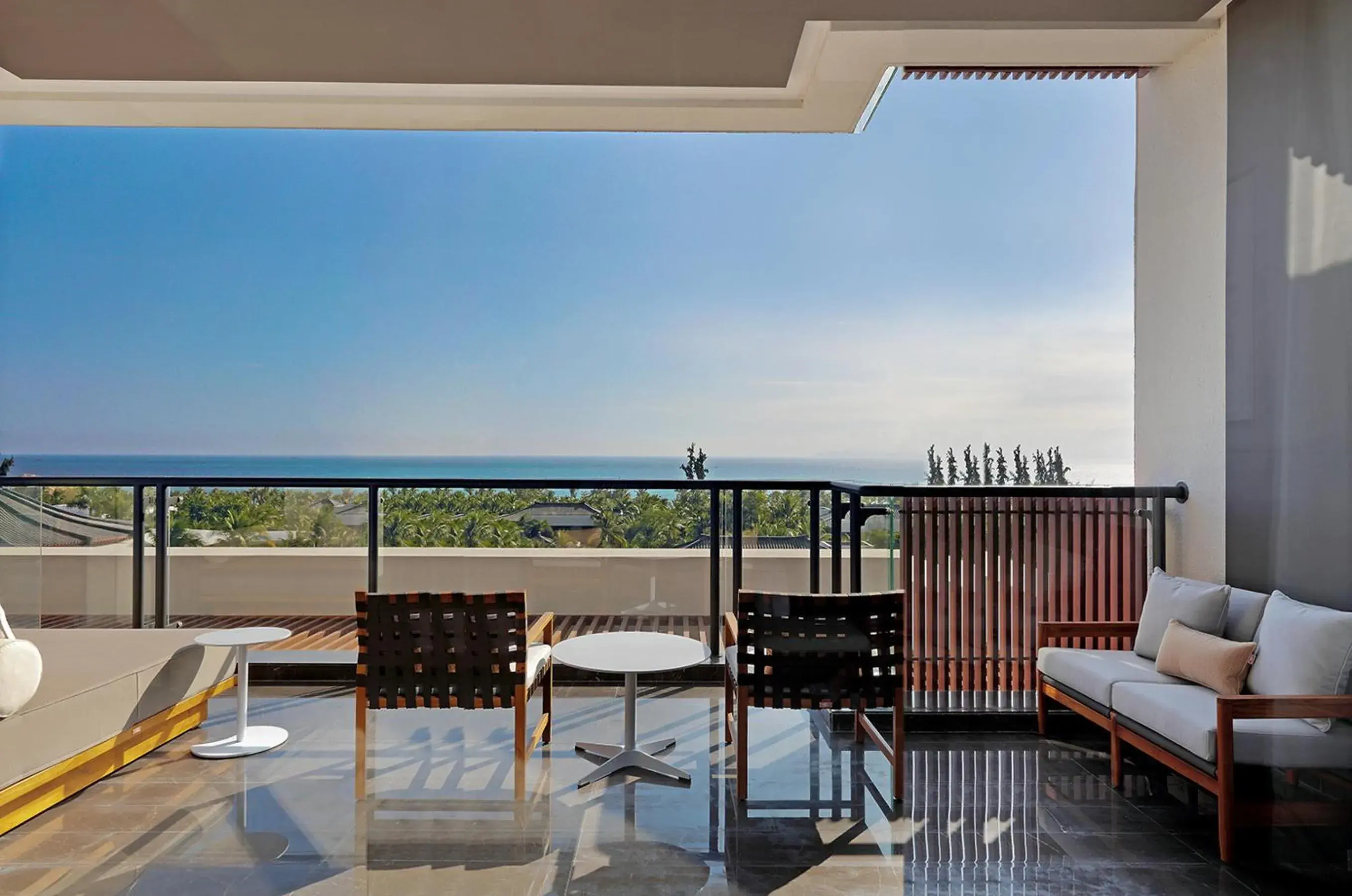 Premium Oceanfront Queen (Daily complimentary mini-bar soft drinks and snacks ) in Capella Tufu Bay, Hainan Premium Oceanfront Queen (Daily complimentary mini-bar soft drinks and snacks ) in Capella Tufu Bay, Hainan