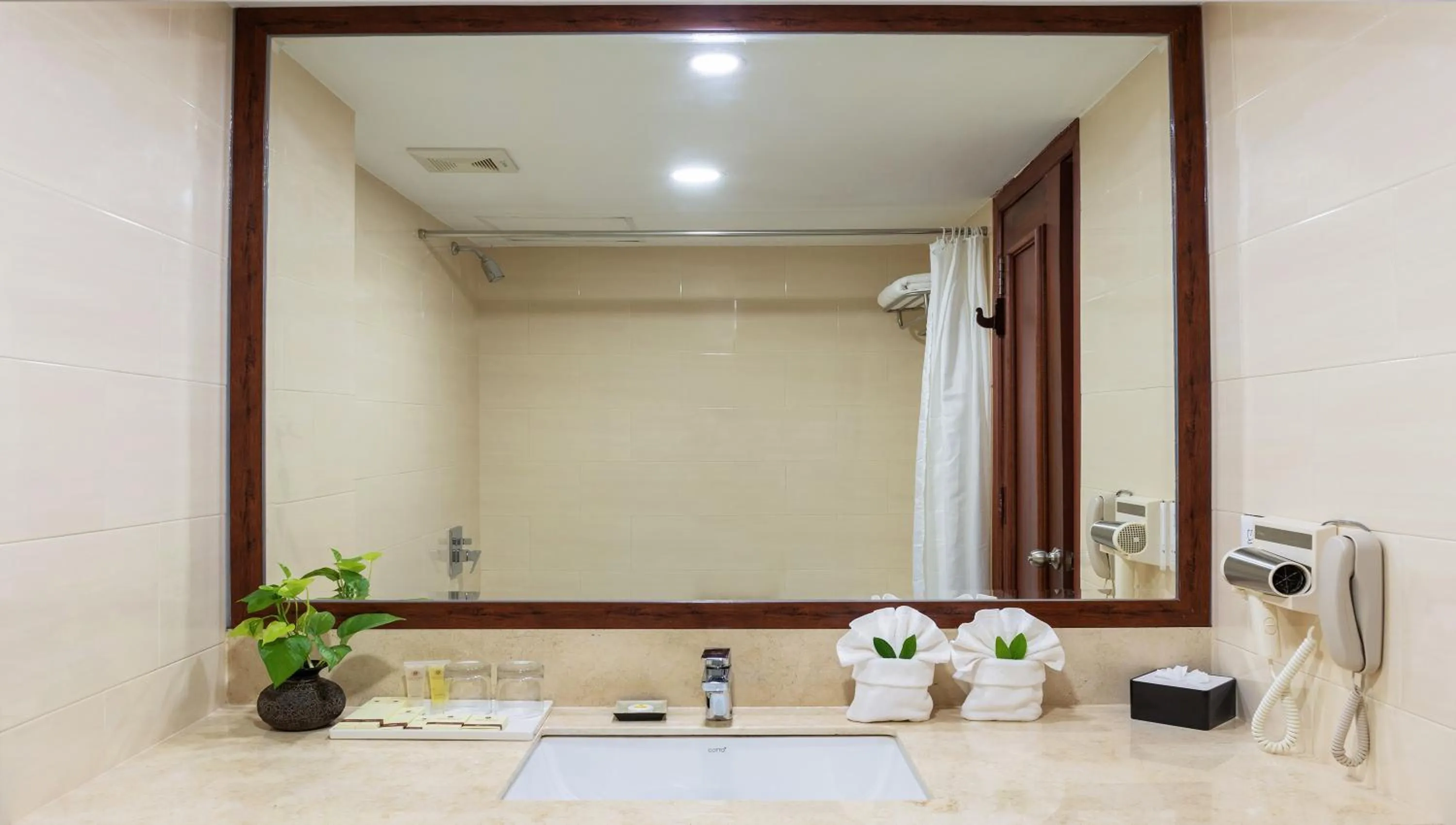 Bathroom in Hotel De La Renaissance