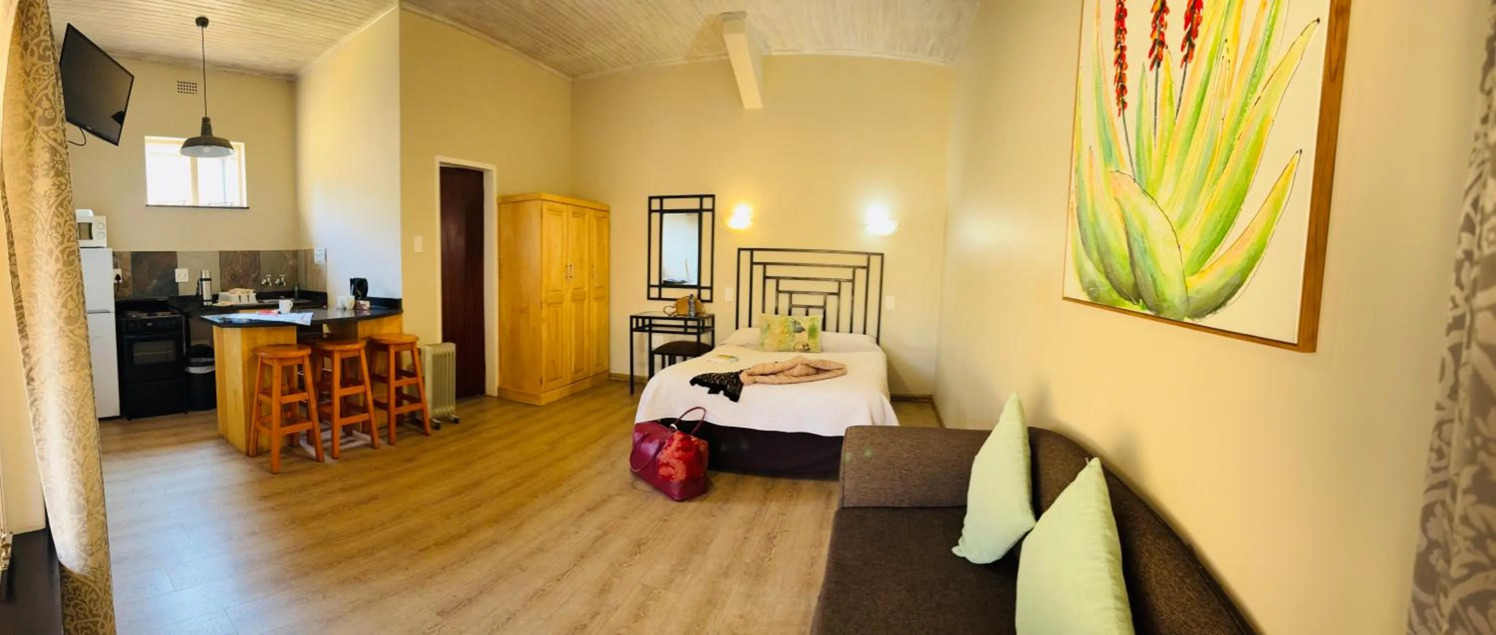 Kitchen or kitchenette, Bed in Merry Pebbles Resort