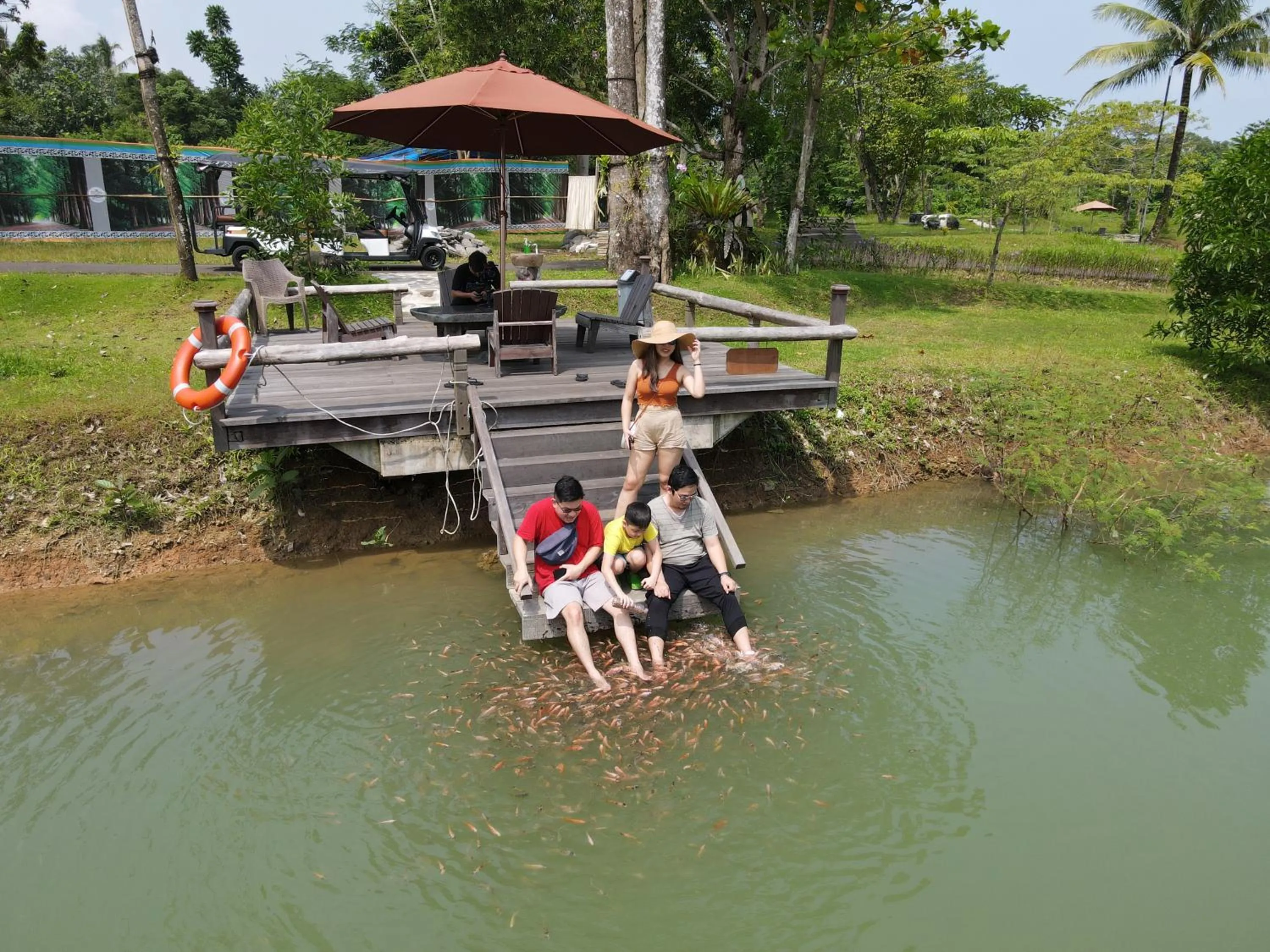 group of guests in Mutiara Carita Cottages