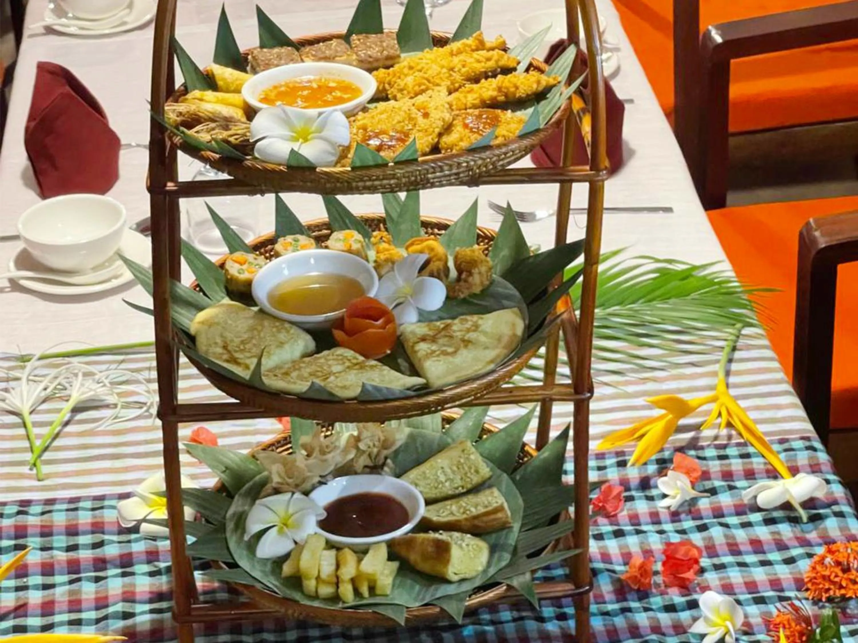 Restaurant/places to eat in Cheata Residence