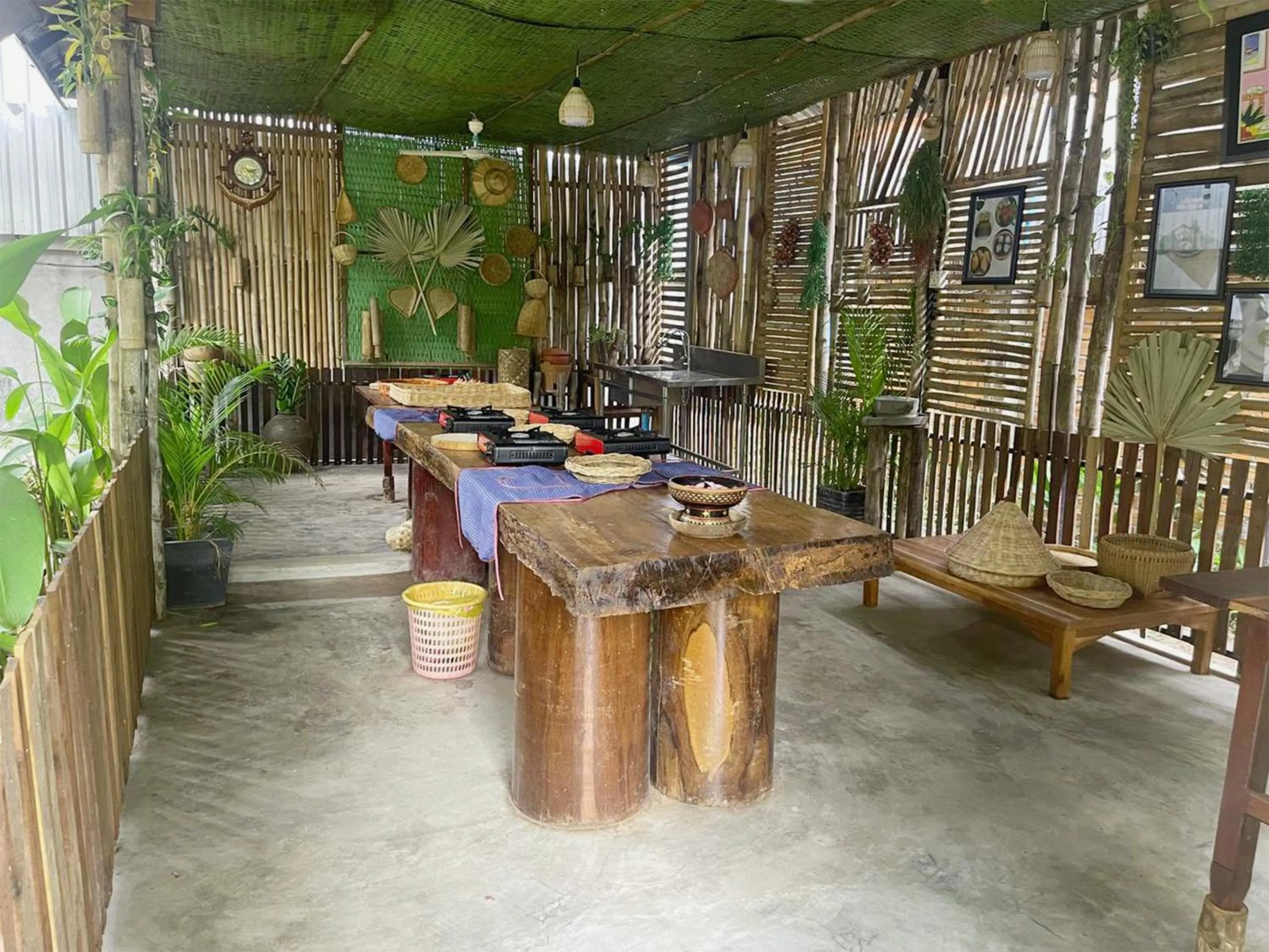 Restaurant/places to eat in Cheata Residence