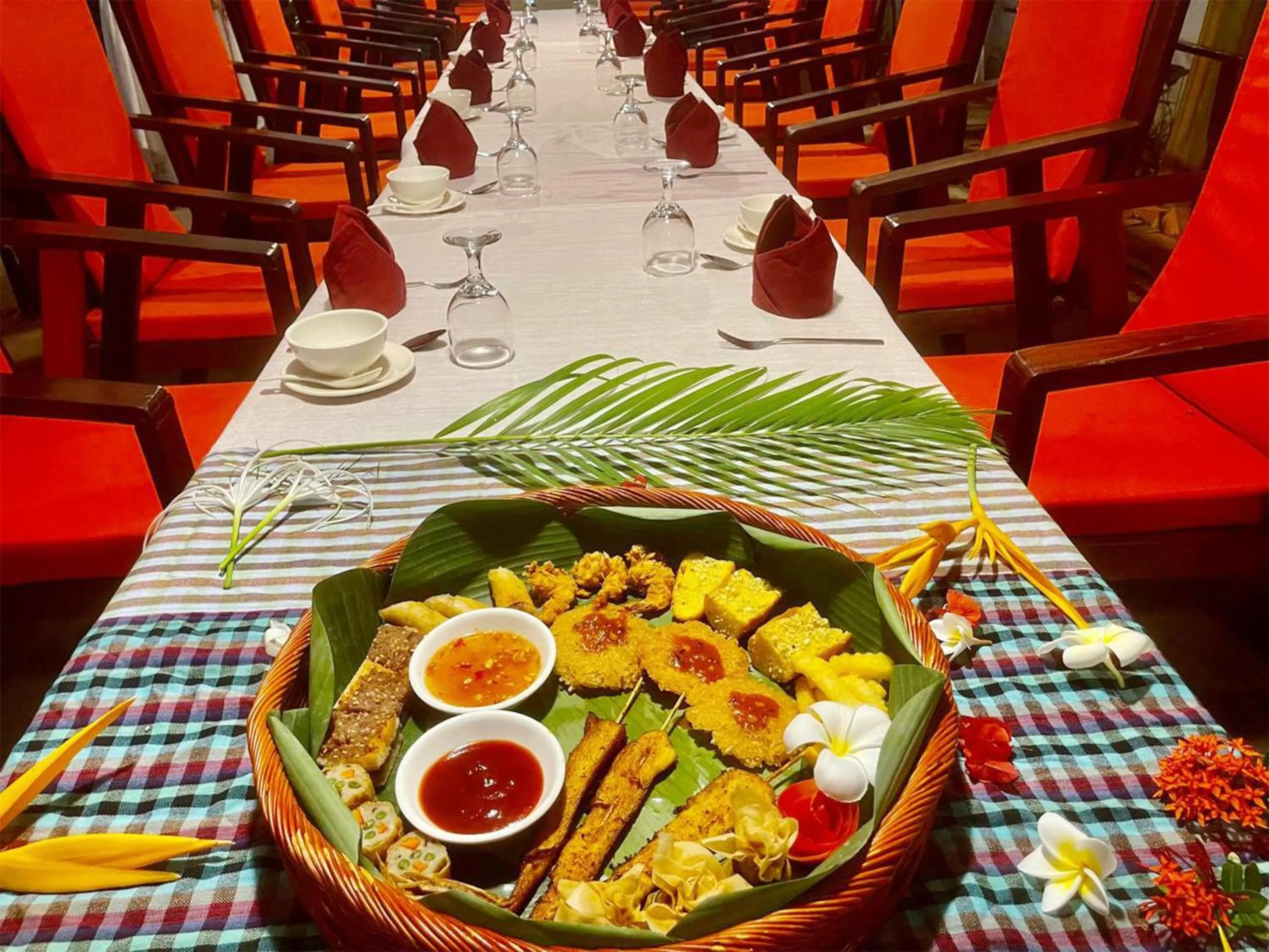 Restaurant/places to eat in Cheata Residence