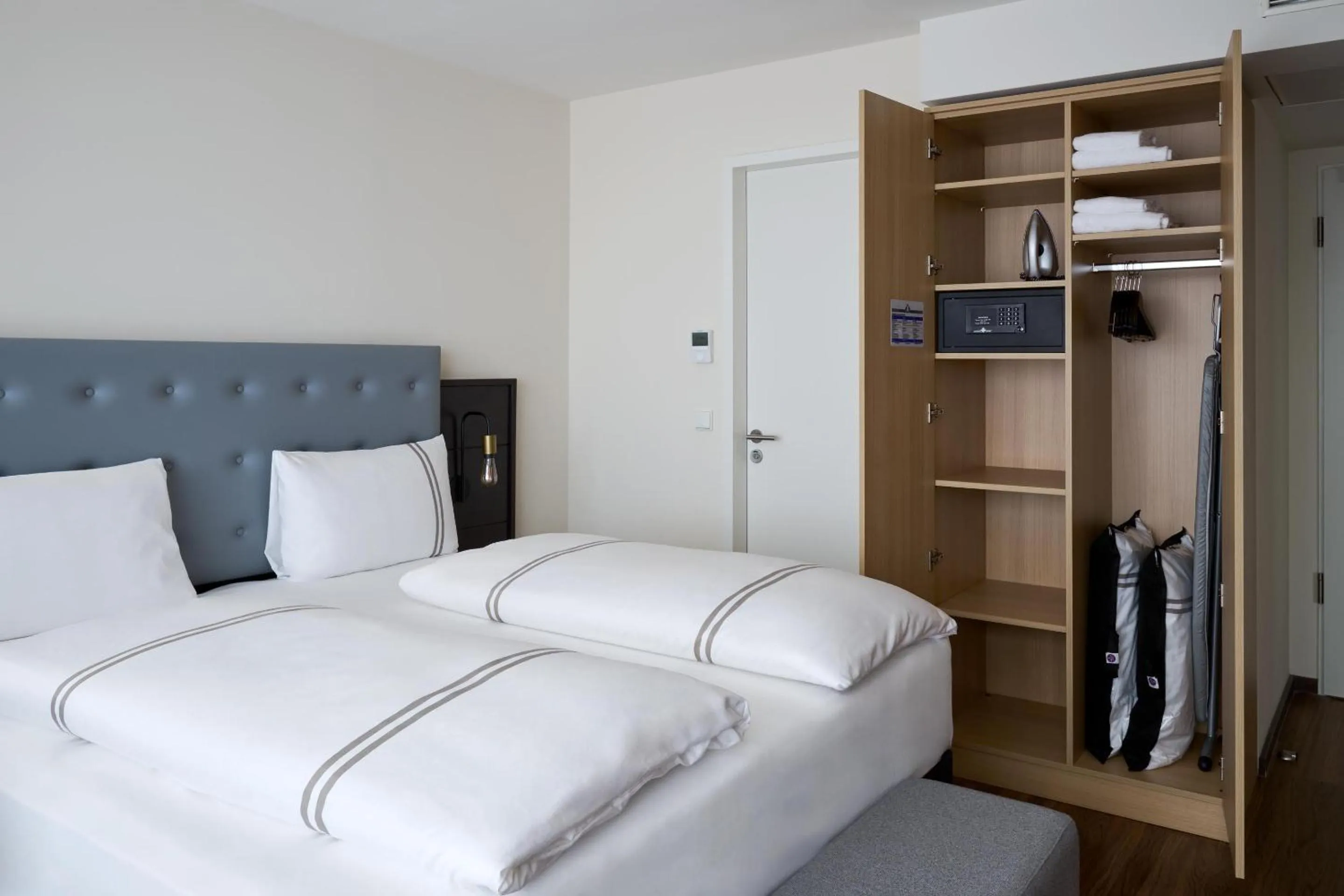 Bedroom, Bed in Premier Inn Würzburg