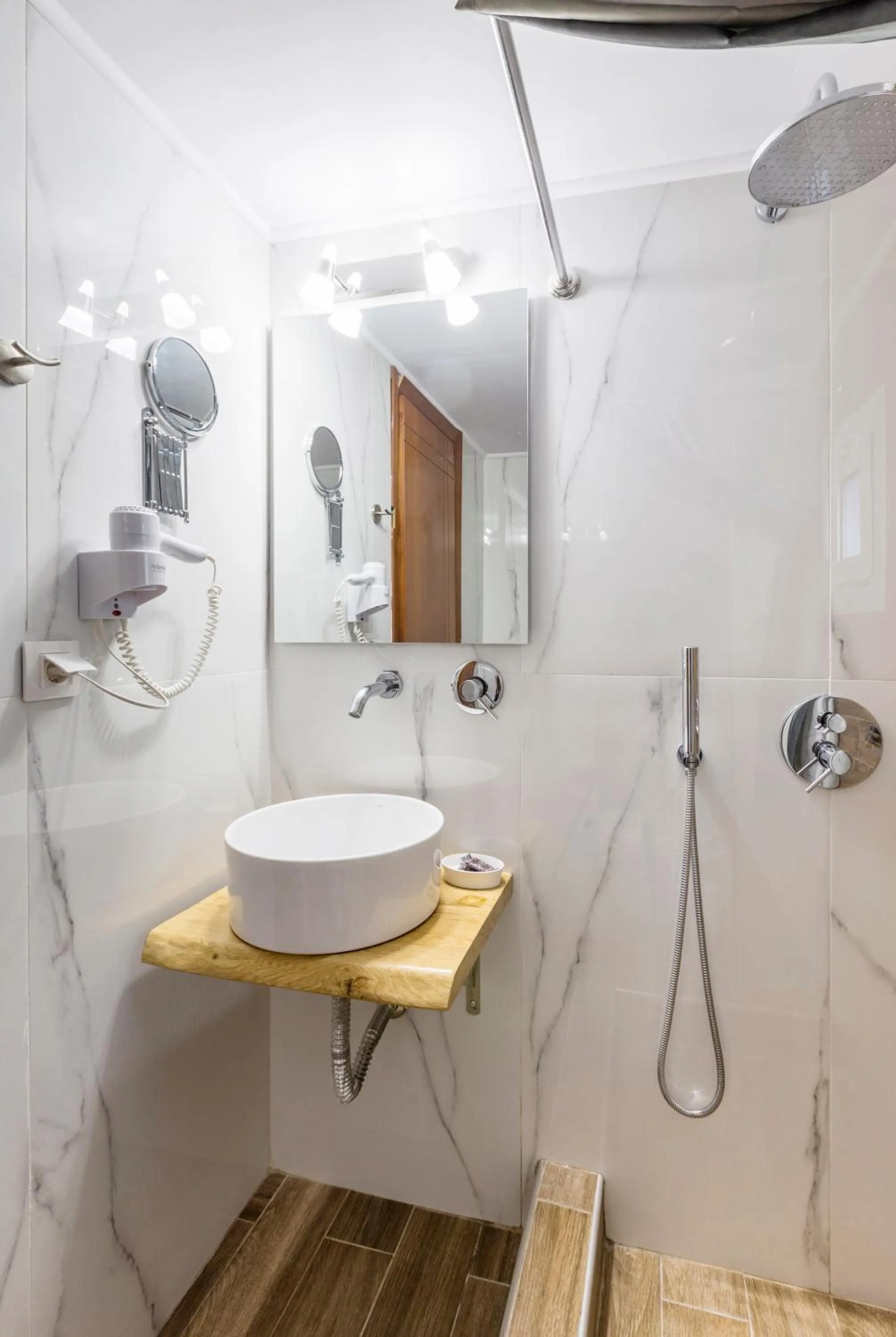 Shower in Hotel Almira