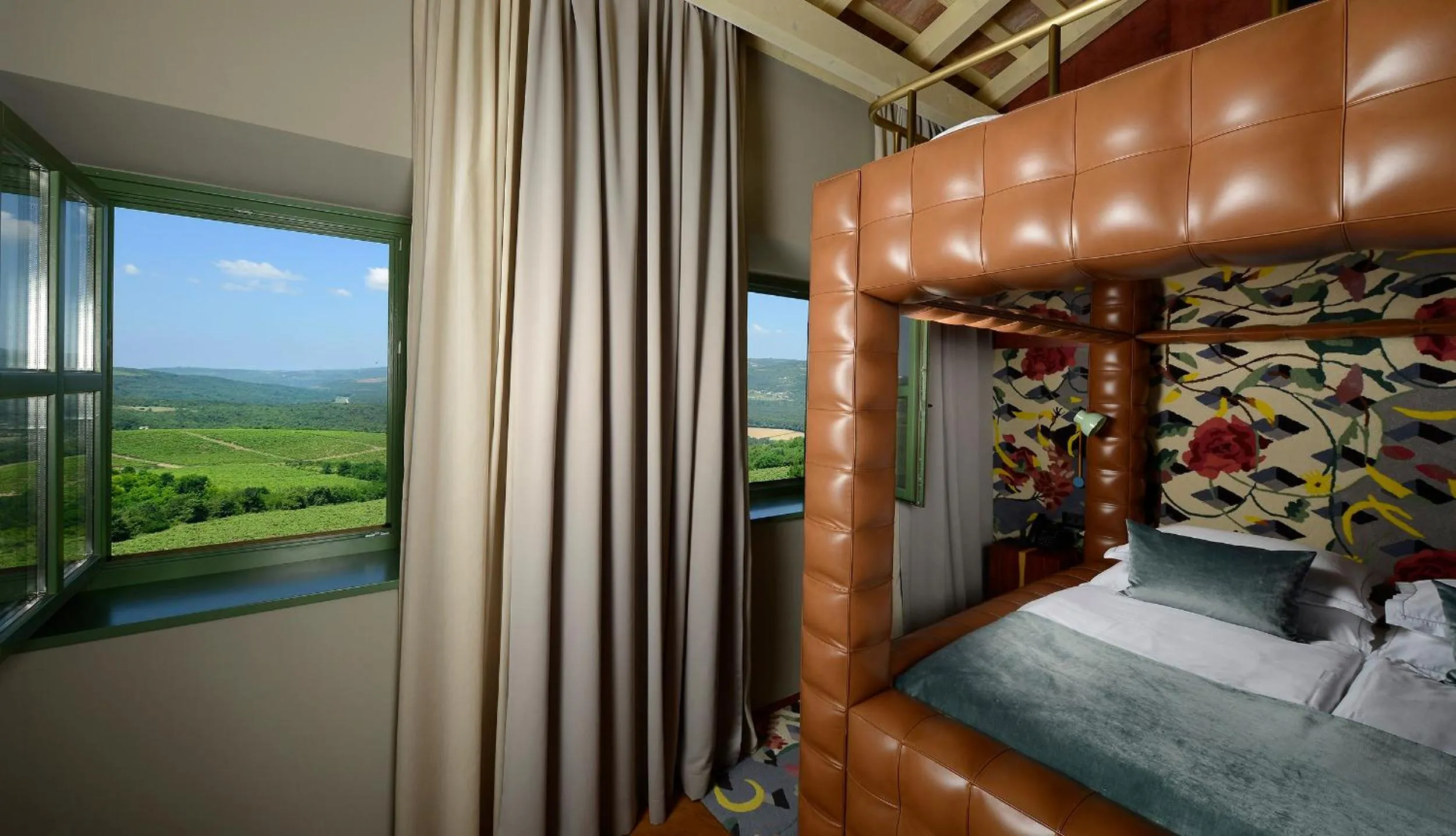 Inner courtyard view, Bed in Winery & Design hotel ROXANICH