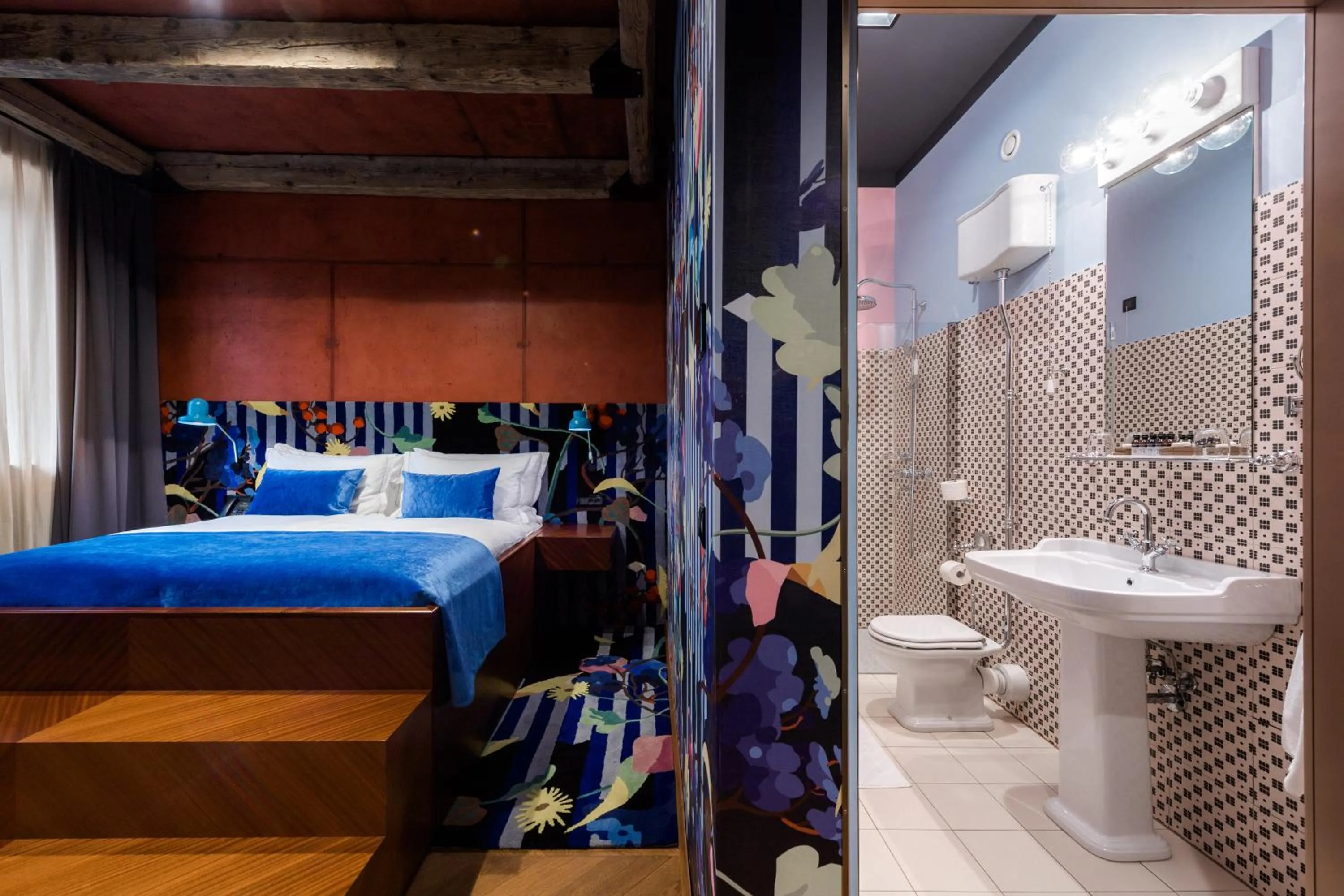 Shower, Bed in Winery & Design hotel ROXANICH