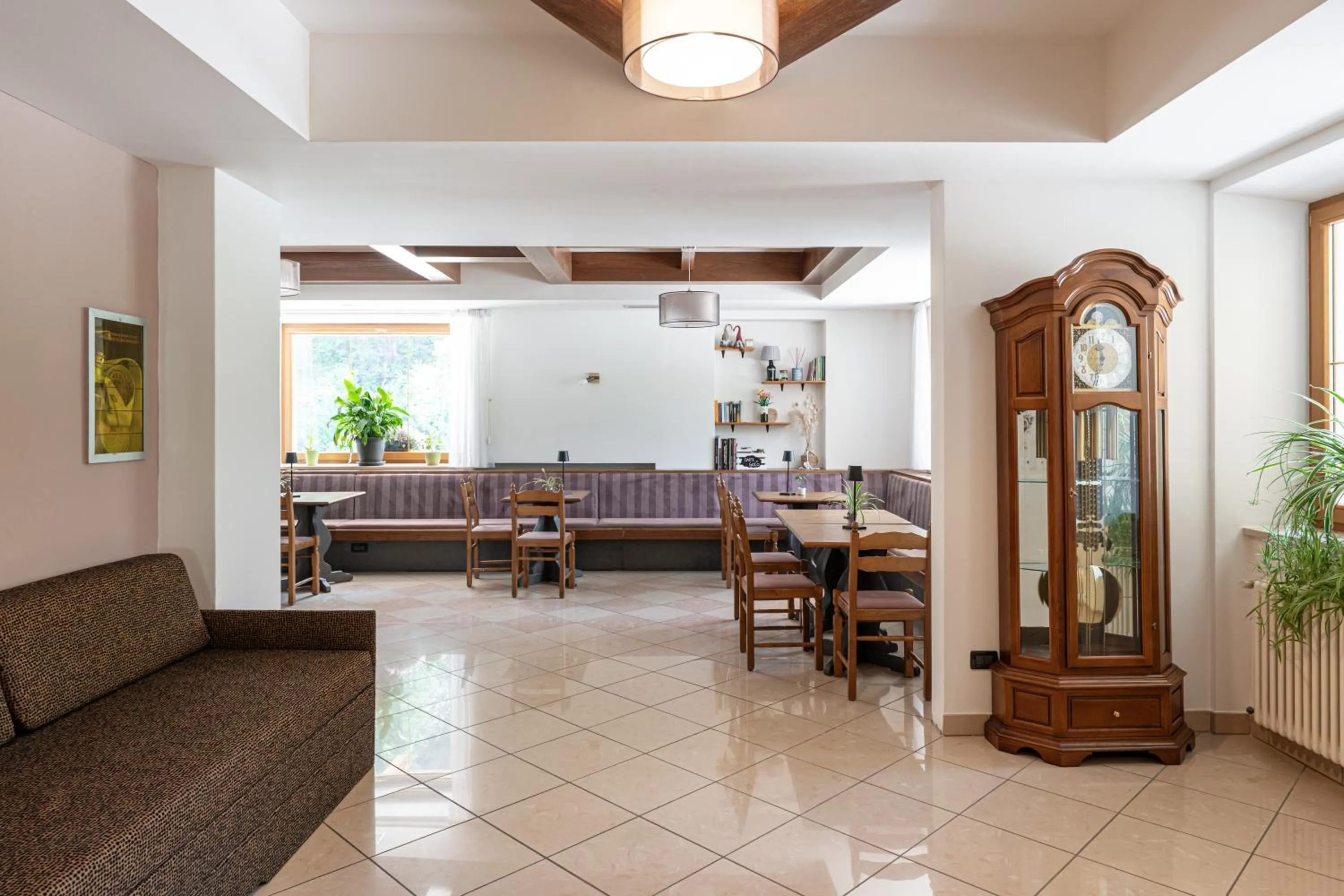 Restaurant/places to eat in Flos Hotel