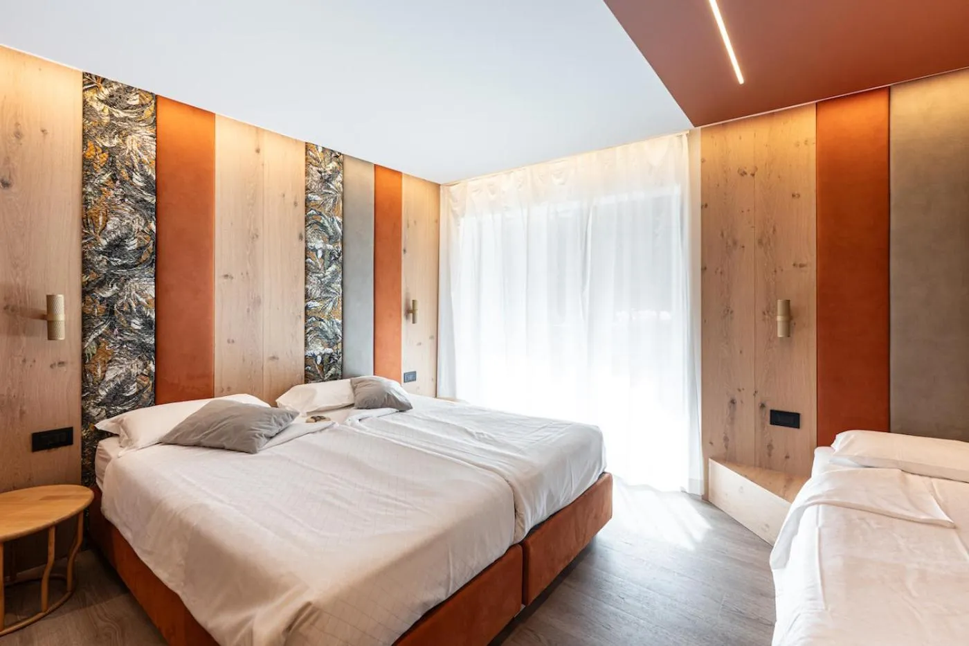 Photo of the whole room, Bed in Flos Hotel