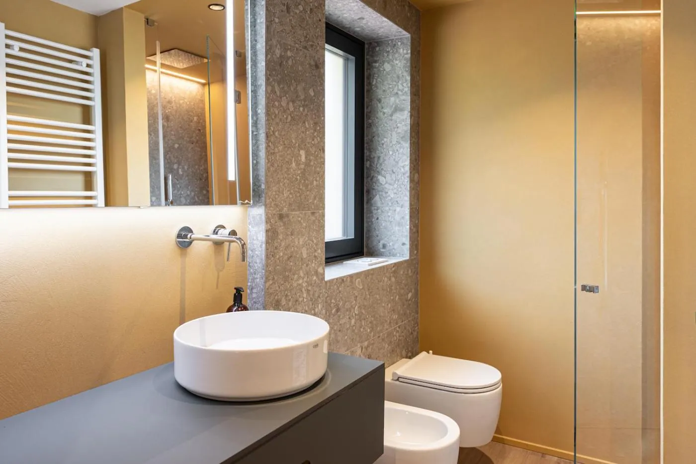 Bathroom in Flos Hotel