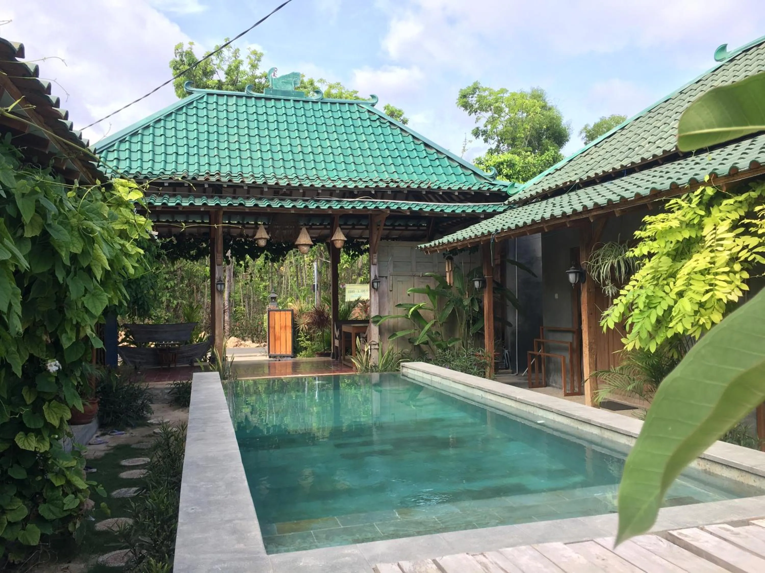 Swimming pool in Watukarung Ristu Homestay