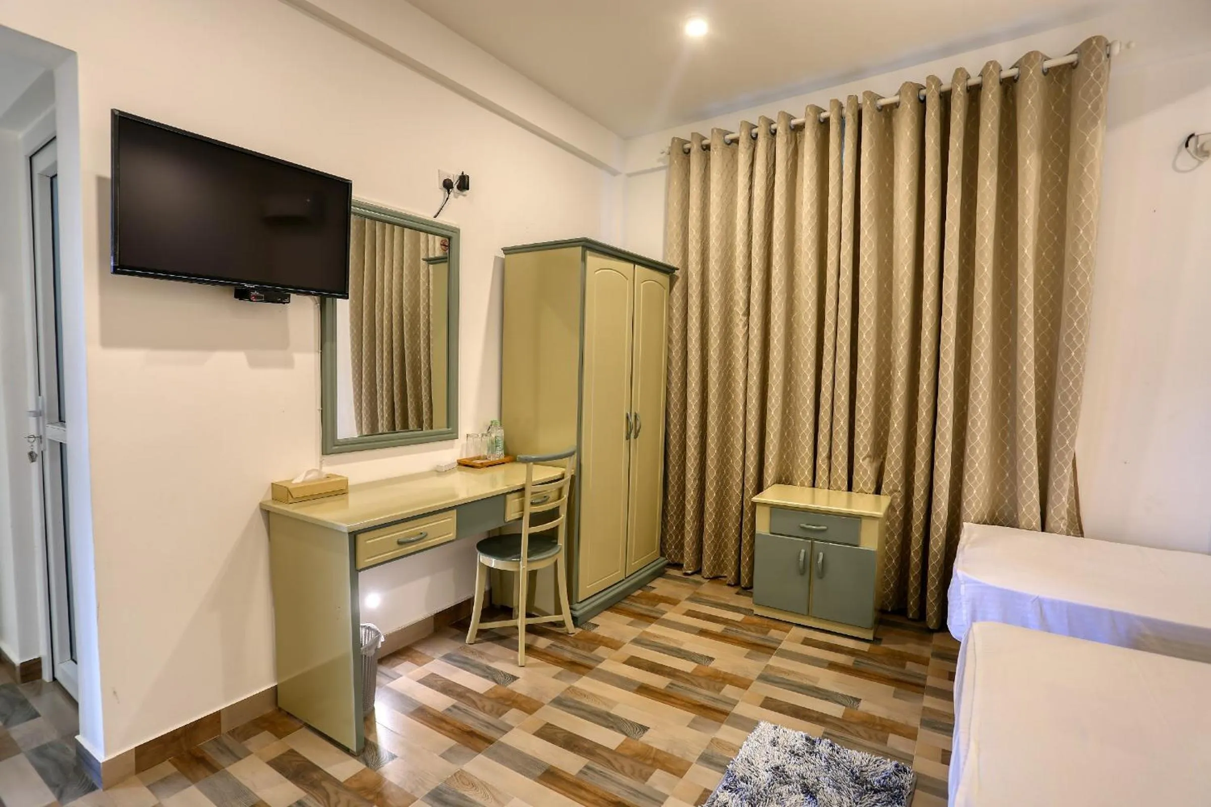 Photo of the whole room in Shamaz Galle