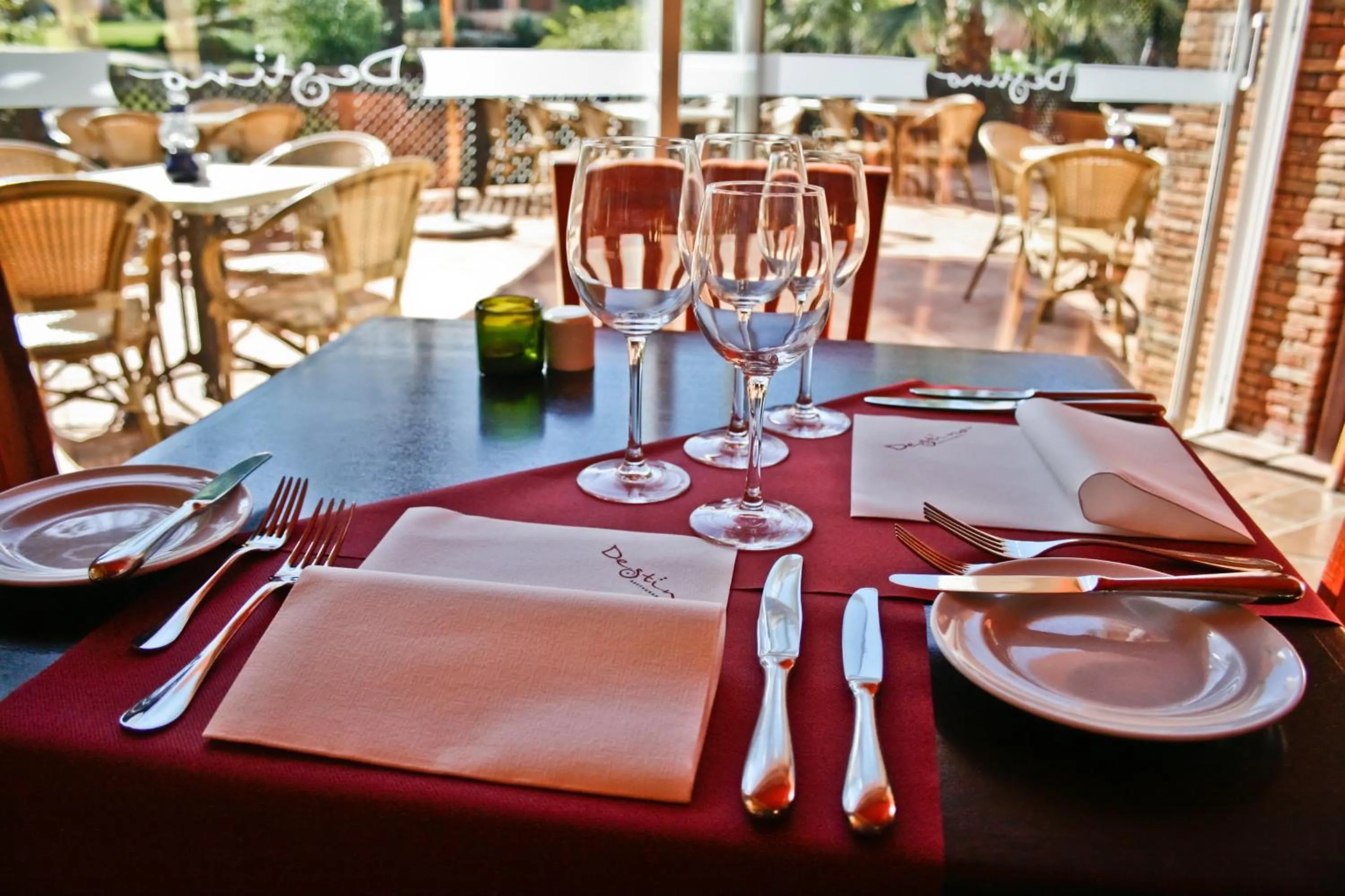 Restaurant/places to eat in Jardim da Meia Praia Resort