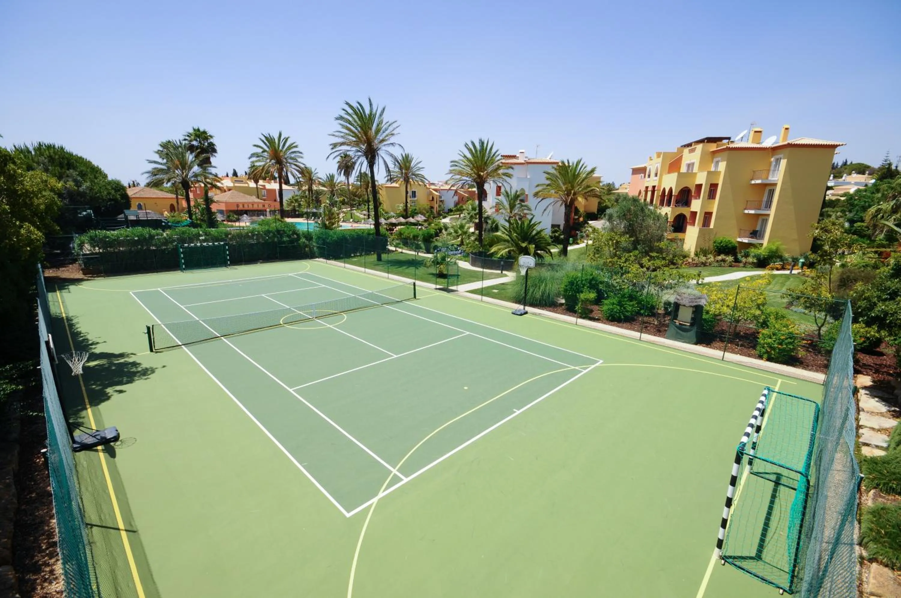 Tennis court in Jardim da Meia Praia Resort