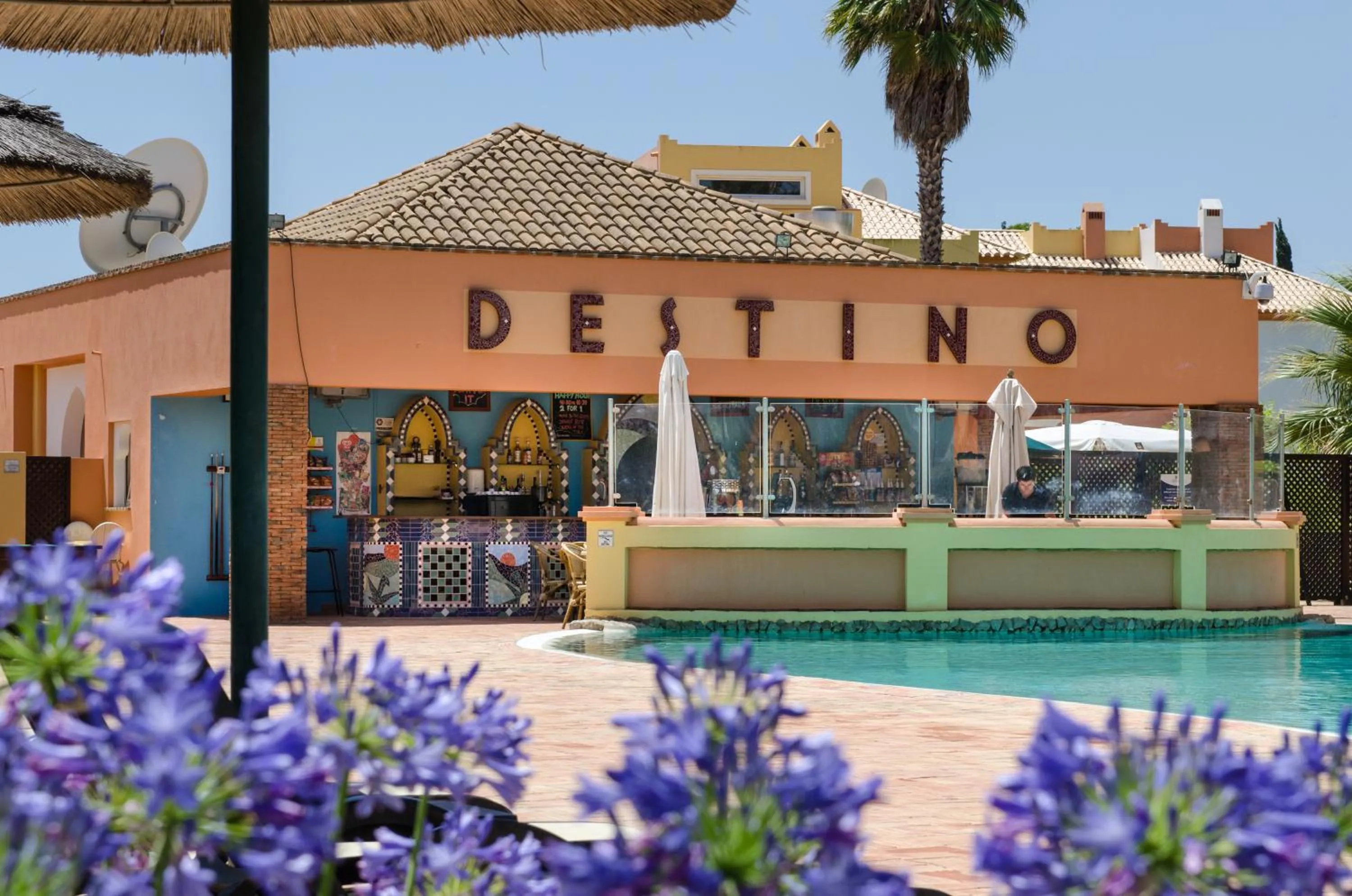 Facade/entrance in Jardim da Meia Praia Resort
