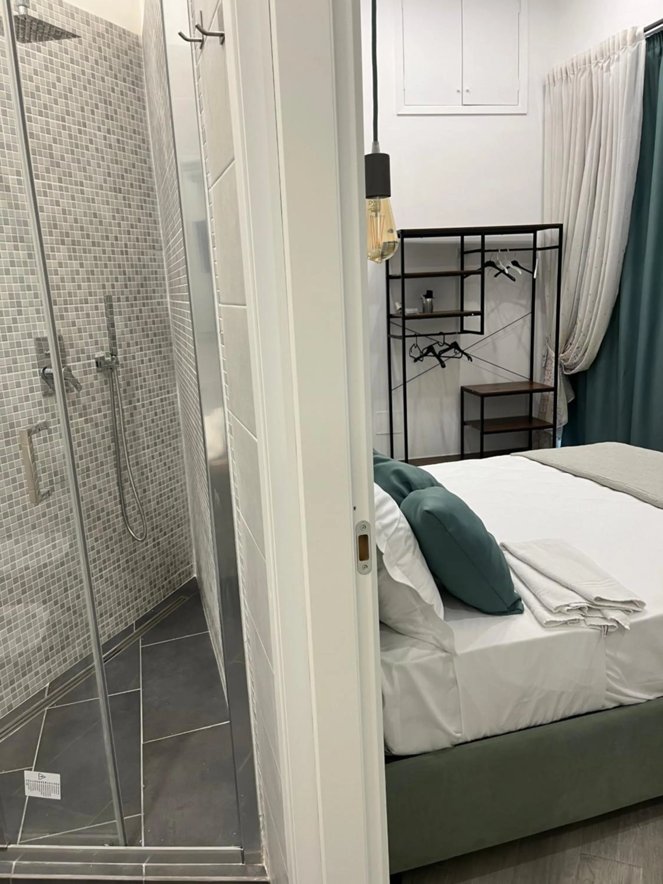 Shower, Bed in Napoli DownTown