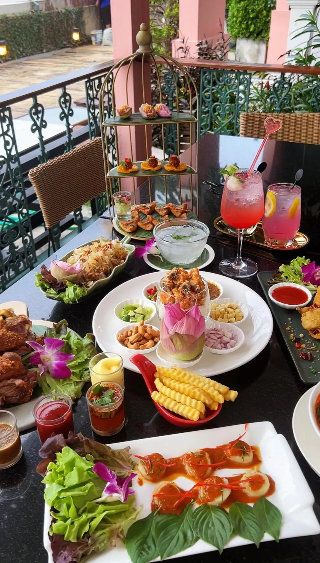 Restaurant/places to eat in Hiranyakul House Riverside