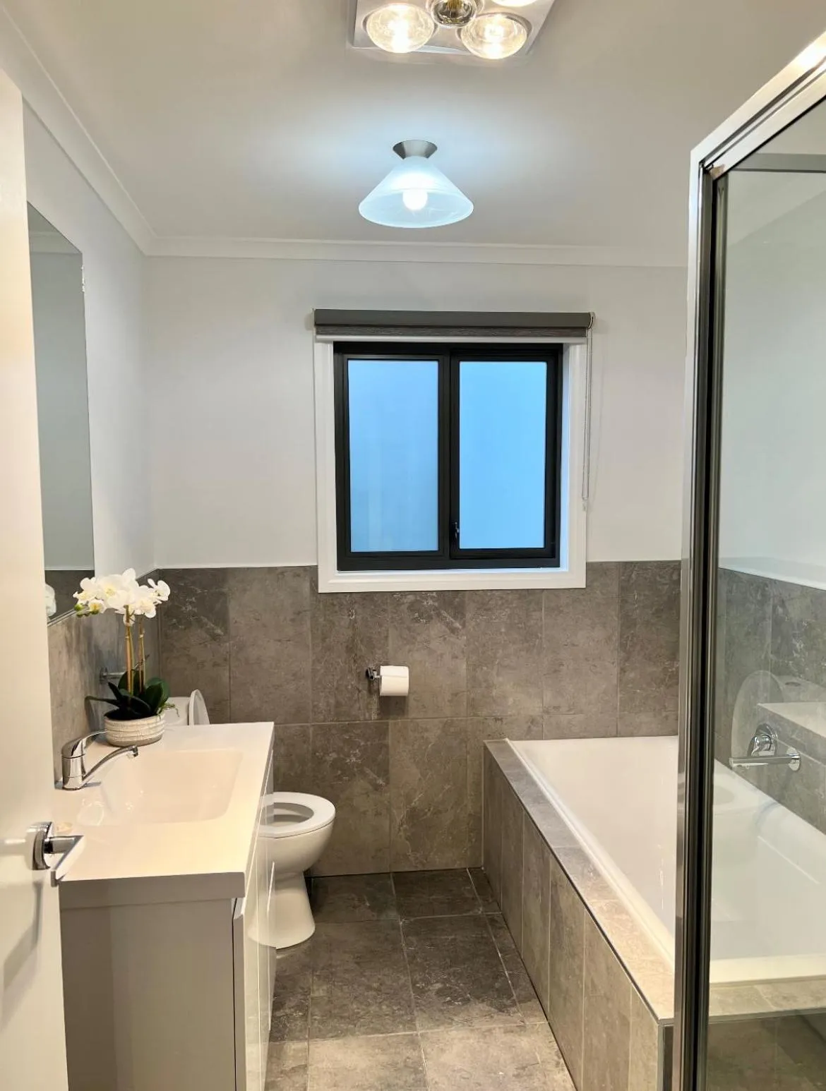 Toilet in Mountain View Motor Inn & Holiday Lodges