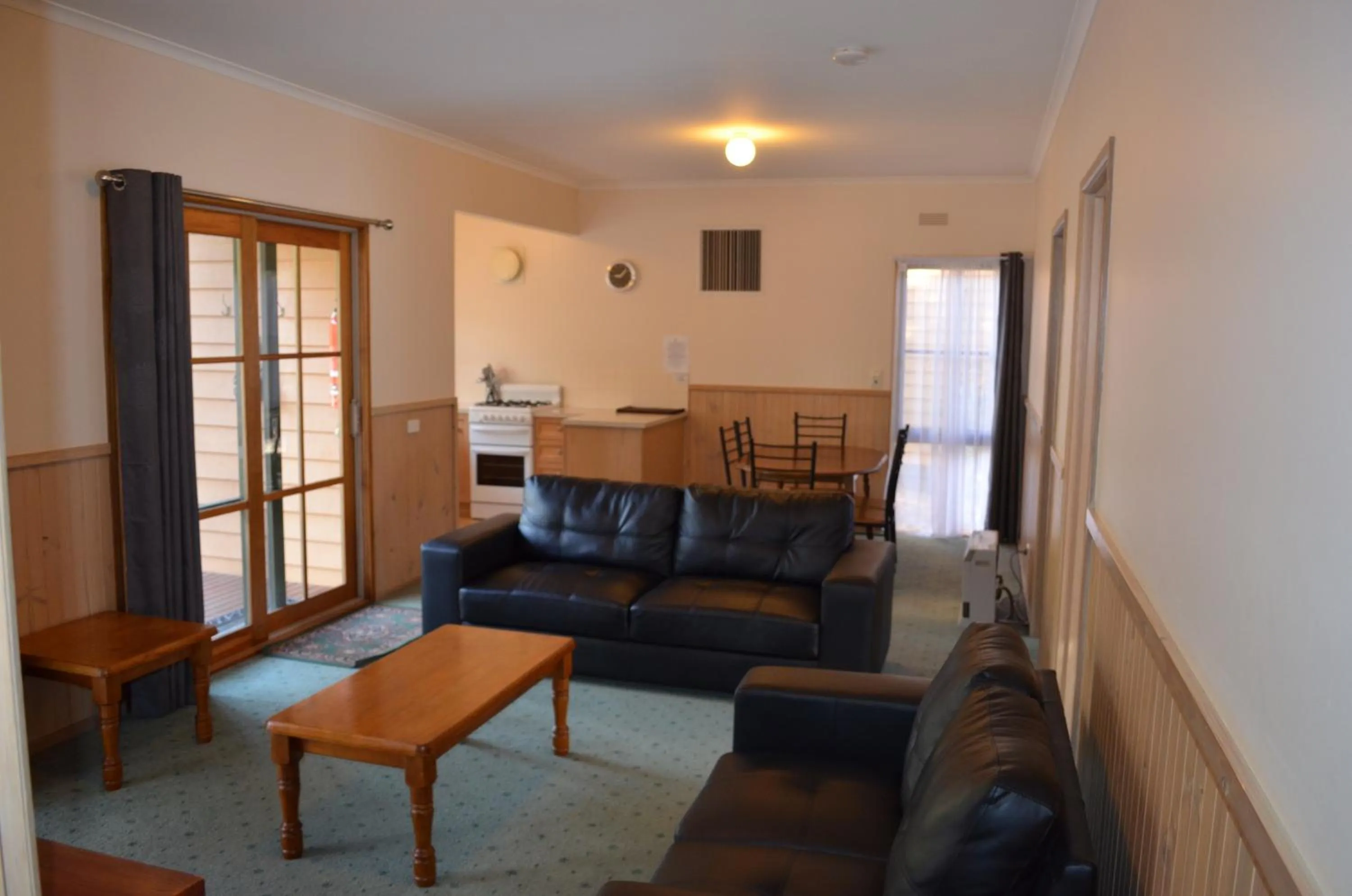 Living room in Mountain View Motor Inn & Holiday Lodges